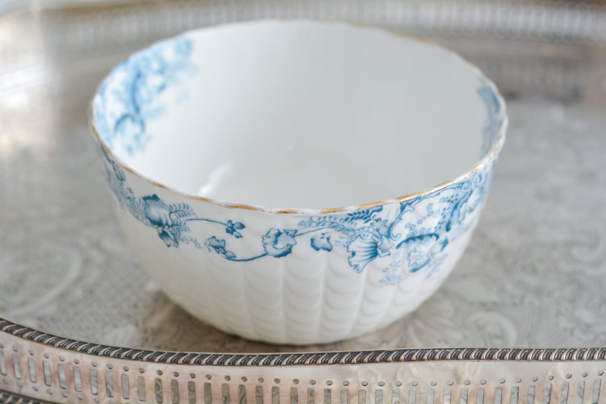 サミュエル・ラドフォードというメーカーの可愛らしいティートリオです。サミュエル・ラドフォードはスタッフォードシャーのメーカーで、1879年から1957年まで創業していました。こちらはブルーの転写模様がとても美しく地模様もとても可愛らしいお品です。同じパターンのティートリオと色違いのデザートプレートも別で掲載しています。