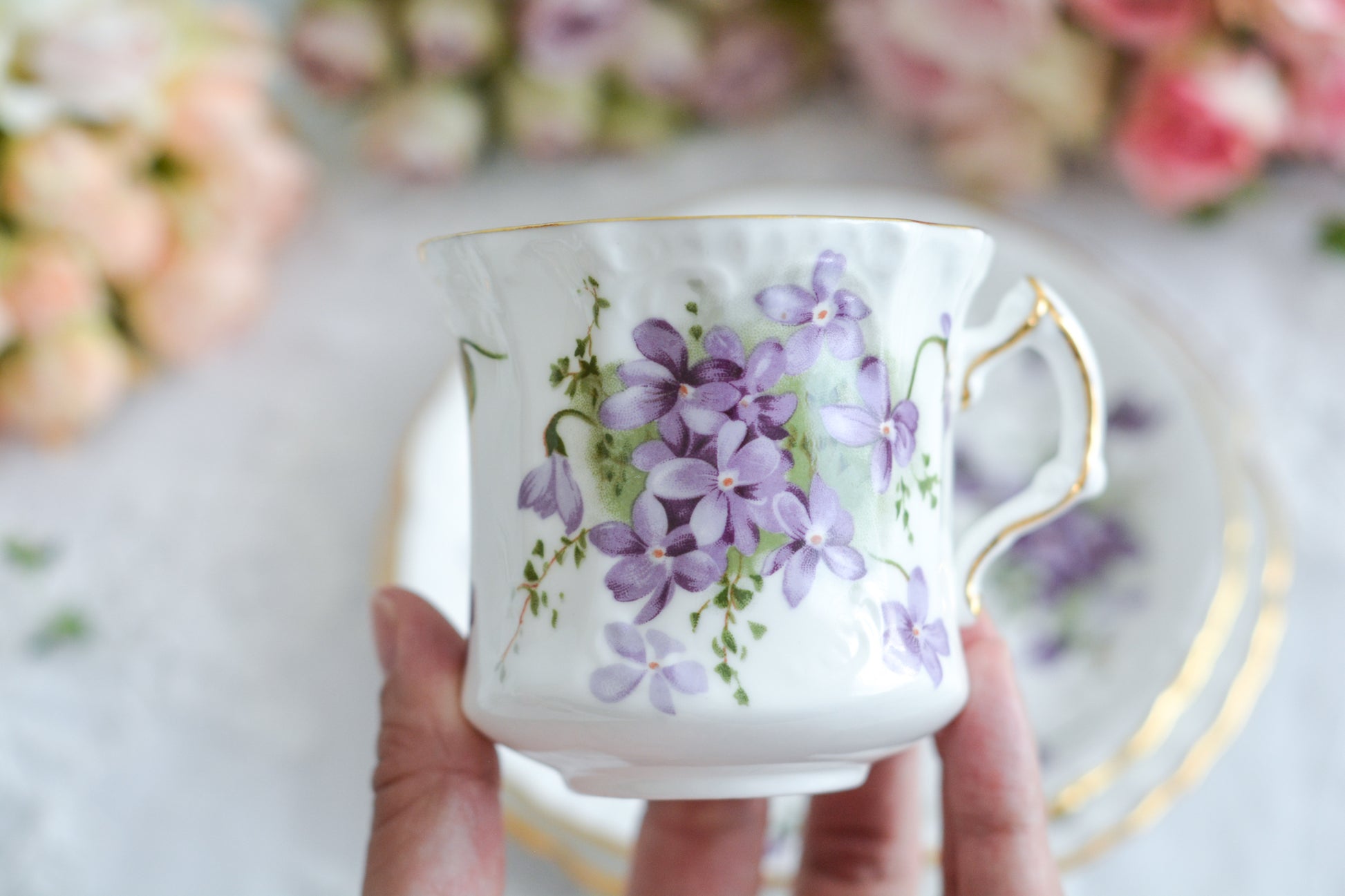 ハマースレイの人気シリーズ、ヴィクトリアンバイオレット。可憐なすみれのモチーフのティートリオです。ヴィクトリアンバイオレットシリーズは製造年代などで絵柄が少しずつ異なります。こちらは可愛らしい絵柄はもちろん、エンボス模様があり特に優雅なお品です。テーブルがパッと明るく可愛らしくなりますね。