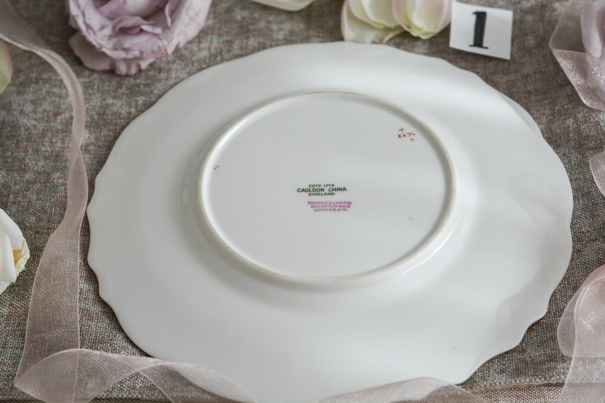 コウルドンのティファニーパターンの素敵なデザートプレートです。ハロッズがオーダーしたもので、ティファニーのスタンプはありませんが、柄はティファニーがコウルドンに特注したパターンです。ティファニーらしい上品な絵柄がとても美しくでコウルドンの中でも人気のシリーズです。当時も人気があったのでしょう。いろいろな小売店がこのパターンをオーダーしています。グレーカラーは柔らかい雰囲気で金彩との相性もいいです。とてもエレガントなプレートです。