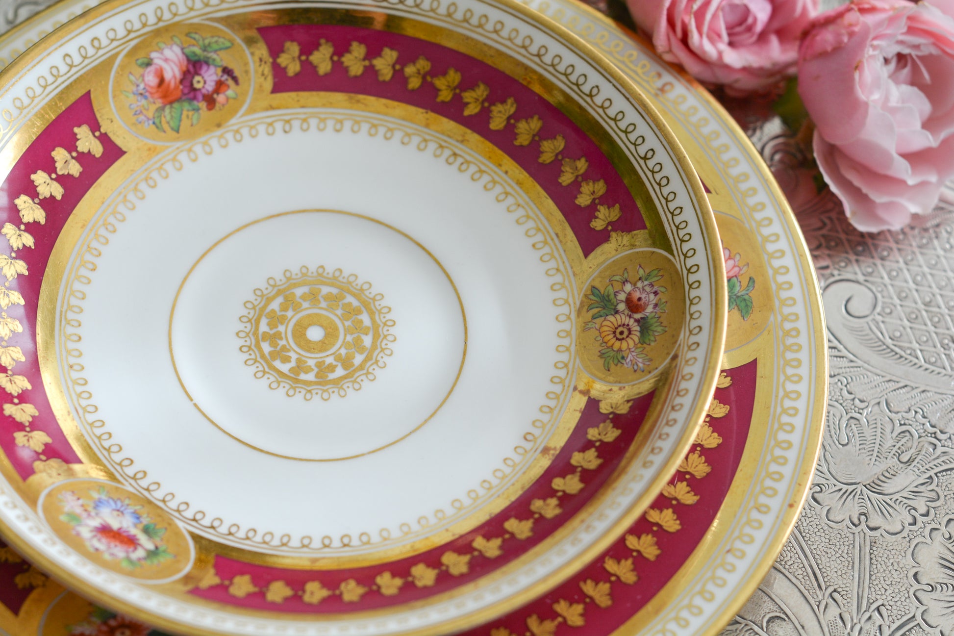 コウルドンの素晴らしいティートリオ。カップのハンドルはロープハンドルと呼ばれるデザインで、コウルドン前身のブラウンウエストヘッドムーア社が製造していたデザインです。リッジウェイ時代の豪華絢爛な作風を残しつつ、より洗練されたデザインへと昇華していったブラウンウエストヘッドムーア社。ロープハンドルはそんなブラウンウエストヘッドムーアの代表的なデザイン。数も少ないので大変人気があります。カップにはコウルドンのバックスタンプがあるのでコウルドンが引き継いで作られたお品だと思うのですが、ソーサーのダイヤモンドマークは1868年9月25日に登録されたことを示しています。ソーサーだけ古い感じはしないので、このダイヤモンドマークはこのお品ではなく、デザインの商標登録を示しているのかもしれません。アンティークは色々なストーリーを考える楽しみを与えてくれますね。