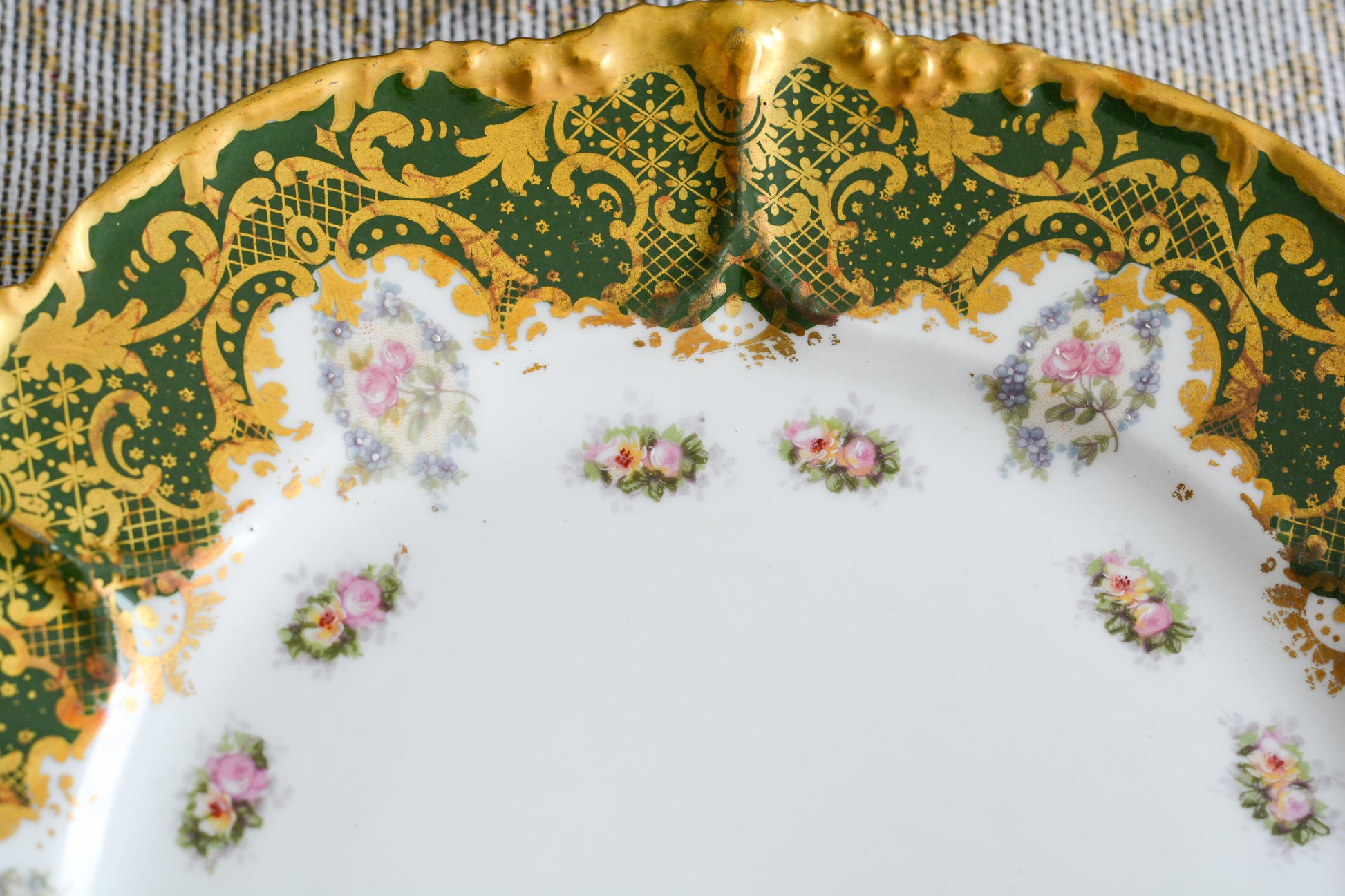 フランスのリモージュのプレートがやってきました。ジャン・プーヤ工房のデザートプレートで、深い緑の縁取りに繊細なタッチのお花がとても美しい1枚です。英国のタッチとはまた違った趣きがあり、エレガントで繊細な雰囲気。クリスマスのテーブルにもぴったりな色合いでテーブルを華やかに盛り上げてくれるプレートです。  こちらは1枚の価格です。クリスマス企画の特別価格になっています。在庫が全部で8枚ございます。状態の良いものから順番にお送りいたします。