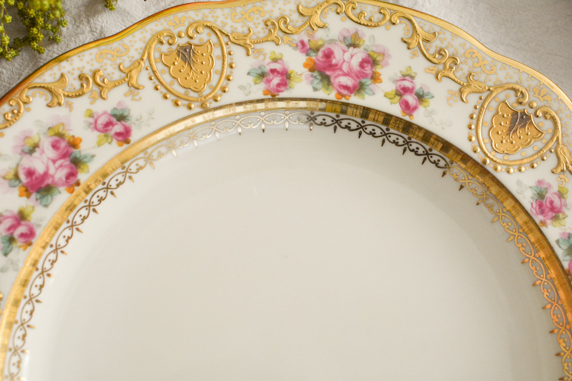 コープランドのエレガントなプレートが入荷しました。以前ご紹介したことのあるプレートです今回また出会うことができました。クリームカラーの地のお色に金盛りの繊細な模様に、可憐なバラが描かれた大変美しいプレート。ティータイムを華やかに盛り上げてくれそうです。裏面には、サインが入っています。こちらは1枚の価格です。在庫が2枚ございます。プレート①〜②からお選びください。