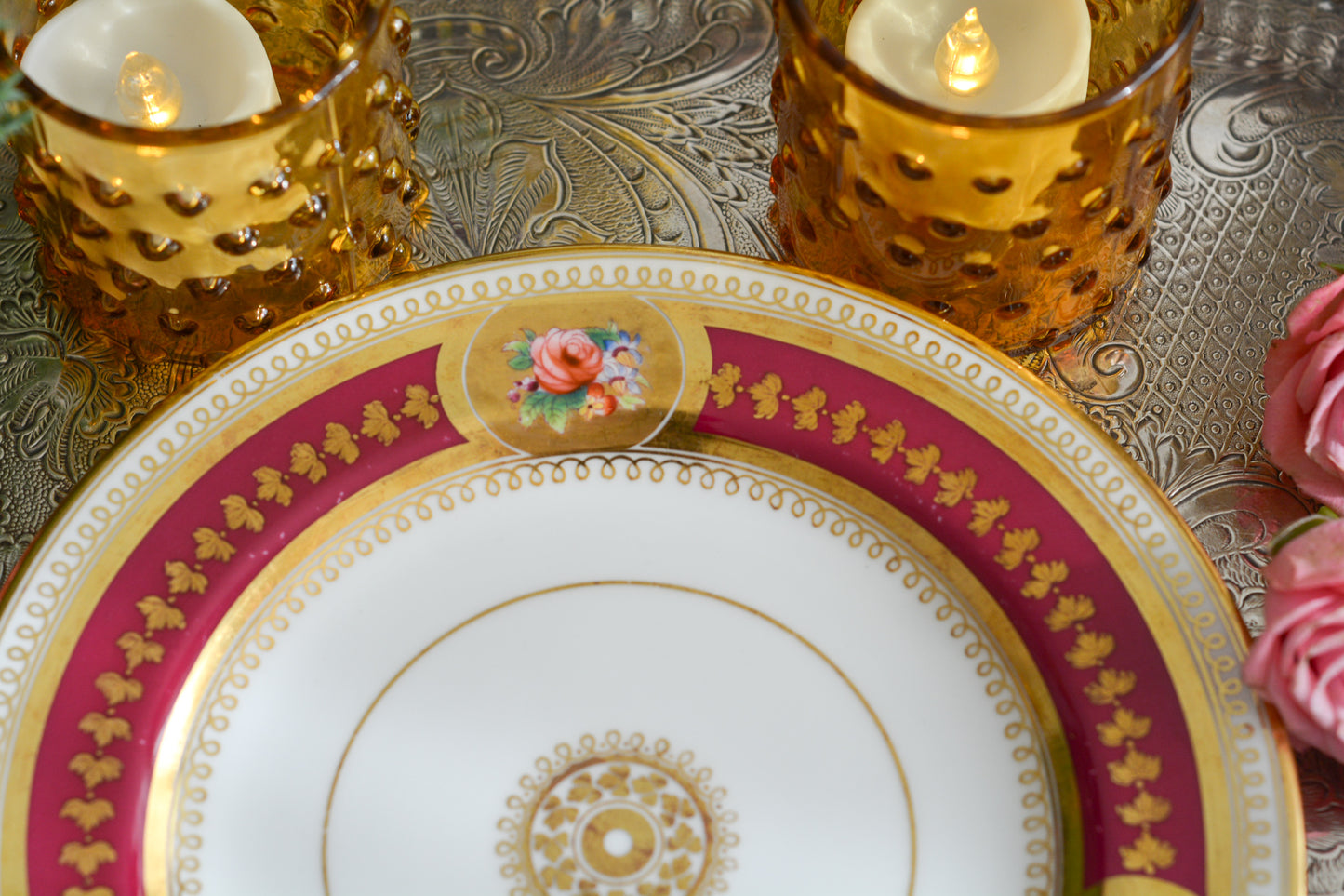 コウルドンの素晴らしいティートリオ。カップのハンドルはロープハンドルと呼ばれるデザインで、コウルドン前身のブラウンウエストヘッドムーア社が製造していたデザインです。リッジウェイ時代の豪華絢爛な作風を残しつつ、より洗練されたデザインへと昇華していったブラウンウエストヘッドムーア社。ロープハンドルはそんなブラウンウエストヘッドムーアの代表的なデザイン。数も少ないので大変人気があります。カップにはコウルドンのバックスタンプがあるのでコウルドンが引き継いで作られたお品だと思うのですが、ソーサーのダイヤモンドマークは1868年9月25日に登録されたことを示しています。ソーサーだけ古い感じはしないので、このダイヤモンドマークはこのお品ではなく、デザインの商標登録を示しているのかもしれません。アンティークは色々なストーリーを考える楽しみを与えてくれますね。