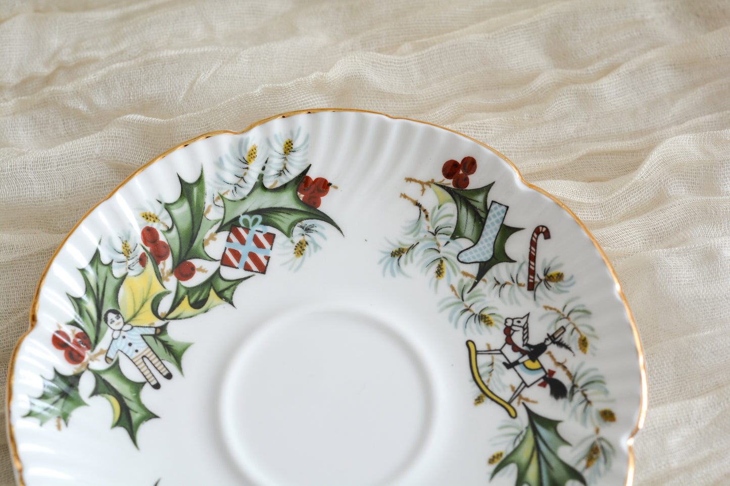 ハマースレイのクリスマスの絵柄のカップ&ソーサーは、ヒイラギにプレゼントやステッキ、お人形などクリスマスらしいモチーフがたくさん。とっても可愛らしいカップです。クリスマスのワクワクする気持ちをさらに盛り上げてくれそうですね。今回1客だけ入荷できました!ぜひクリスマスのティータイムをお楽しみくださいませ。