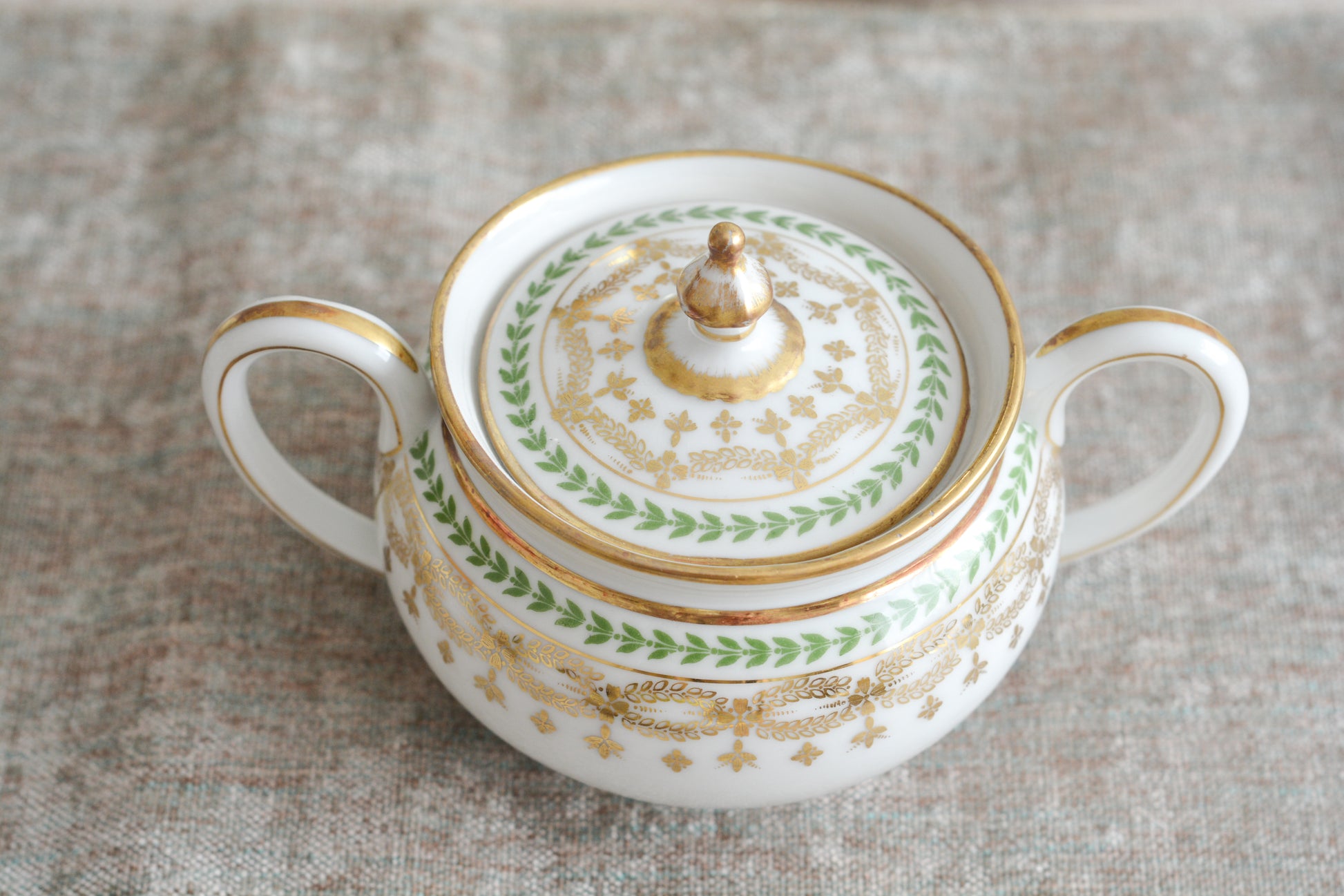 フランスのリモージュ、ジャン・プーヤ工房のシュガー入れです。絵柄はシンプルですが、上品でクリスマスのティータイムやテーブルコーディネートにぴったりなお品。テーブルを彩ります。クリスマス企画の特別価格になっています。 同じデザインのティートリオ、ミルクジャグ、サービングプレート、小さなプレート、とても小さなプレートのセットを別で掲載していますのでセットでコーディネートもお楽しみいただけます。