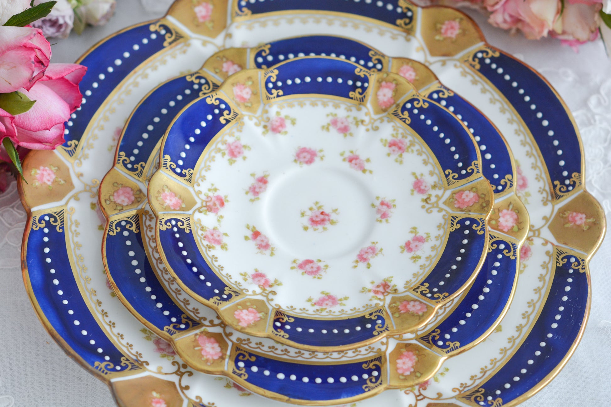 アレートンというメーカーの美しいティートリオです。アレートンは1859年から1942年まで続いたメーカーで、1912年からはコウルドンに買収されました。バックスタンプはコウルドンに引き継がれる以前の物です。美しいコバルトブルーにエナメルのジュールがうってあって、とってもエレガントなティーセットです。カップ&ソーサー、サイドプレート、デザートプレートの4ピースのセットで、お一人分のティータイムにぴったりです。