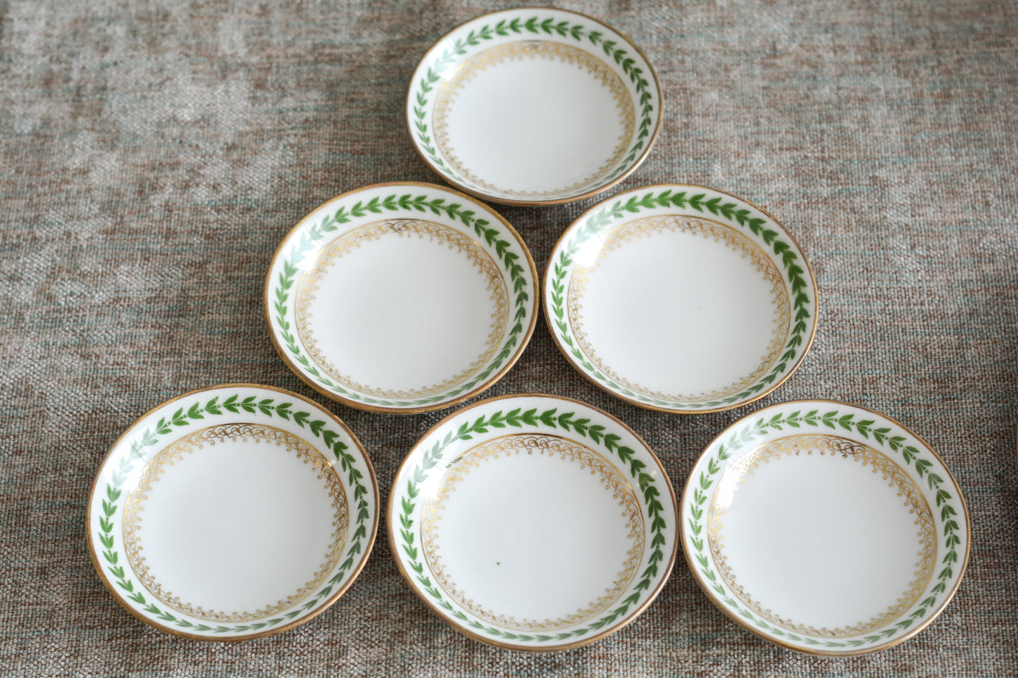 フランスのリモージュ、ジャン・プーヤ工房の小さな小さなプレートです。ジャムやクロテッドクリームをのせても素敵。シンプルなデザインですが、上品でクリスマスのティータイムやテーブルコーディネートにぴったりなお品。  クリスマス企画の特別価格になっています。こちらは6枚セットです。