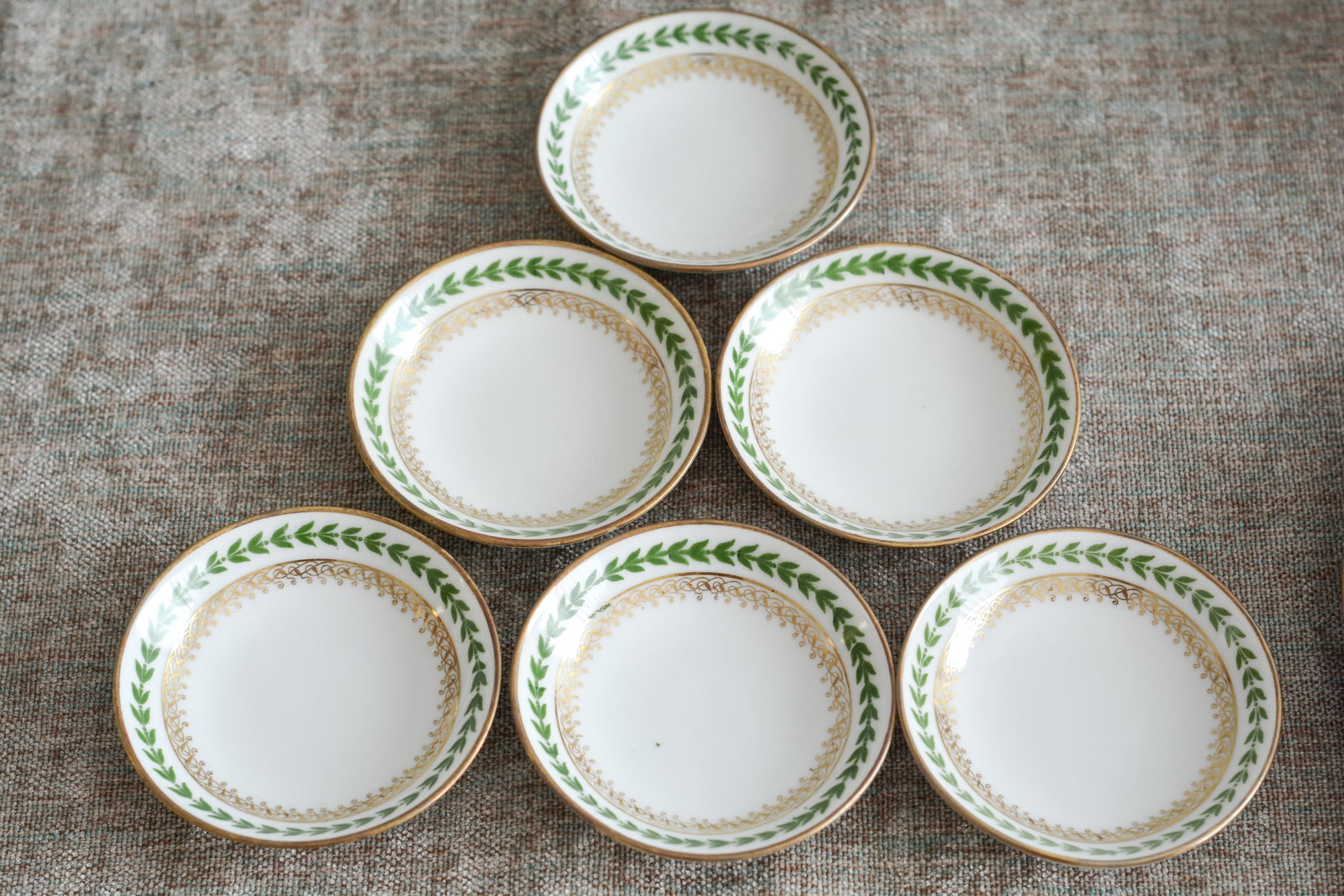 フランスのリモージュ、ジャン・プーヤ工房の小さな小さなプレートです。ジャムやクロテッドクリームをのせても素敵。シンプルなデザインですが、上品でクリスマスのティータイムやテーブルコーディネートにぴったりなお品。  クリスマス企画の特別価格になっています。こちらは6枚セットです。