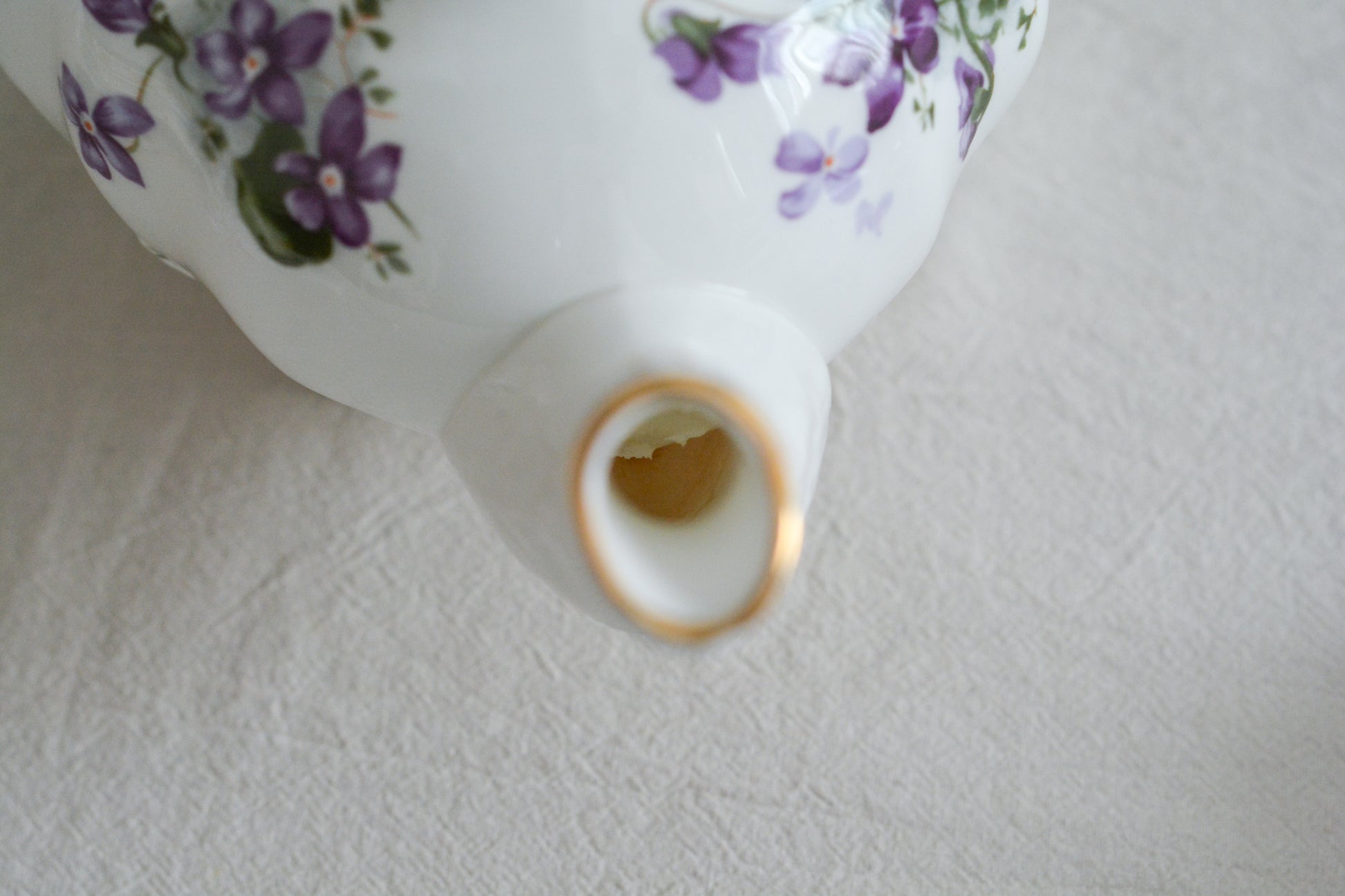 ハマースレイの人気シリーズ、ヴィクトリアンバイオレットシリーズのラージサイズのティーポットです。可憐なすみれの模様と優雅なシェイプがとても美しく、おうちティータイムを華やかに盛り上げてくれます。とても存在感があって、テーブルを華やかに盛り上げてくれます。お客さまのおもてなしにはもちろん、ご家族やご友人との楽しいティータイムにもぜひ。