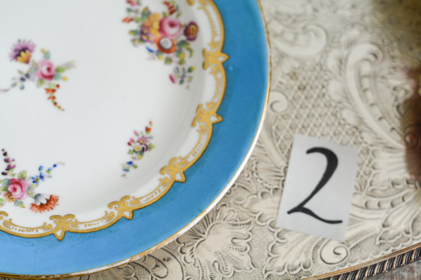 コールポートのハンドペイントで描かれた花々がとても美しいティートリオです。以前色違いのコバルトブルーのトリオをご紹介したことがあります。シリーズ名はないのですが、何色かカラーバリエーションがあります。ターコイズブルーはどのシリーズにおいても貴重なカラー。ターコイズブルーに金彩のコントラストがとても豪華な印象です。特別なティータイムにどうぞ。