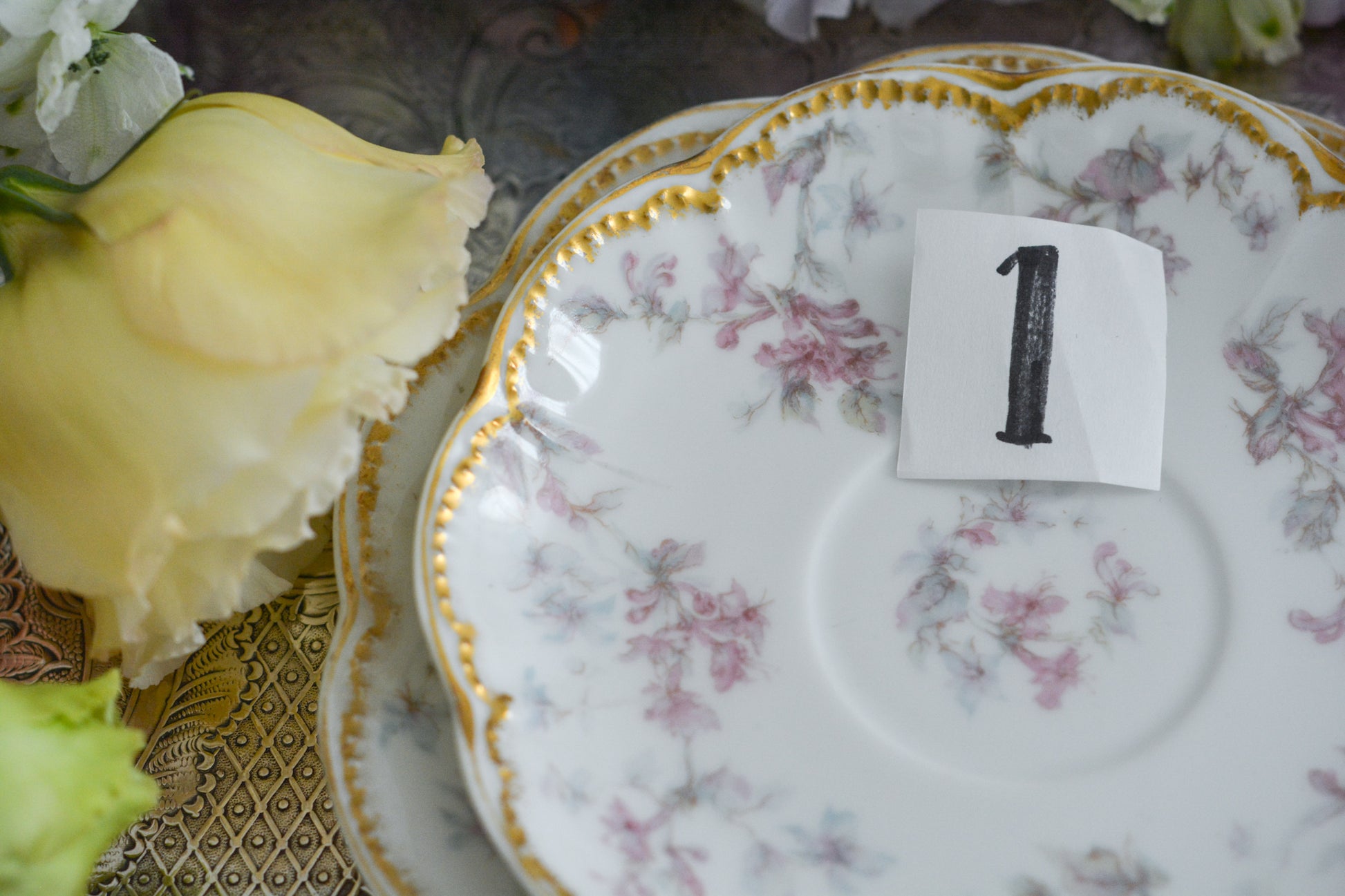 フランスのリモージュ、アビランドのティートリオです。 淡いタッチのお花がとっても可愛らしいです。柔らかで優しげな印象で、癒しのティータイムの時間を過ごせそうですね。これから春のティータイムにもぴったりです。こちらは在庫が2セットございます。ティートリオ①、ティートリオ②からお選びください。