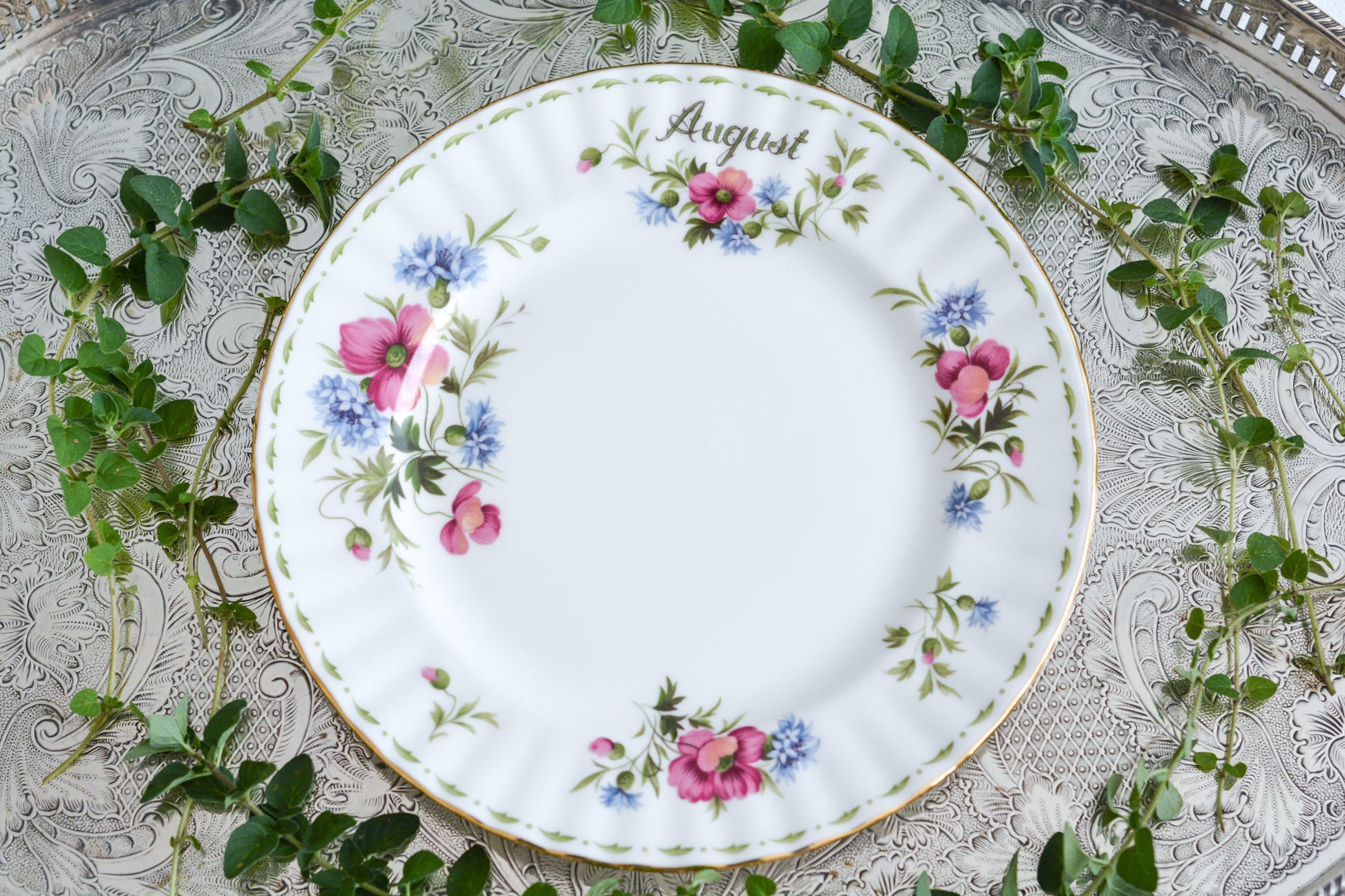 ロイヤルアルバートの人気シリーズの一つ、「フラワーオブマンス」1月から12月までそれぞれの季節のお花がモチーフのシリーズで、ついつい集めたくなってしまう魅力があります。今回ご紹介するのは、8月(August)。8月のお花はポピーです。鮮やかな色合いが夏のティータイムにぴったり!貴重なデザートプレート付きのトリオとなっております。8月生まれの方、コレクションしていらっしゃる方、お探しの方もぜひ。