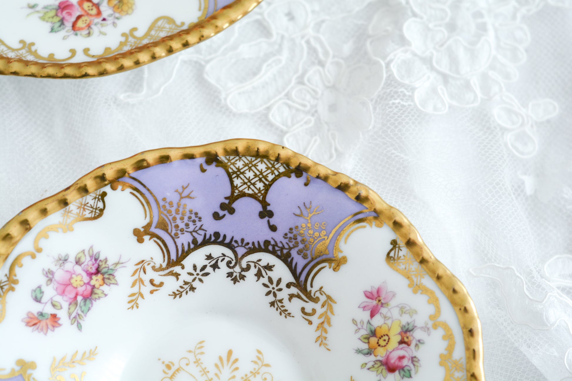 コールポートの人気シリーズ、バットウィングシリーズ。こちらはとても貴重なライラックカラーのティートリオです。そしてさらにカップの側面にブーケの模様が描かれている珍しいデザインです。ライラックカラーは美しいのはもちろんですが、柔らかな印象でとても上品ですね。最近はバットウィングシリーズは探すことがより困難になっております。ライラックカラーは元々レアカラーと言われるお品で、当店では初めてご紹介できます。美しいティートリオをぜひお楽しみください。