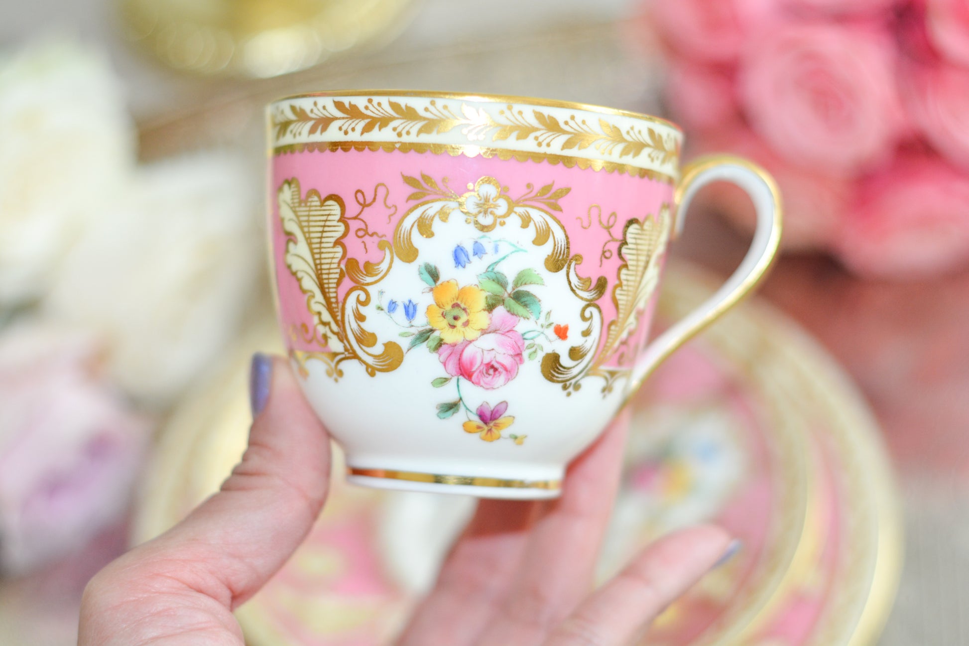 ピンクのカラーがとても貴重で愛らしい、コウルドンのティファニーパターンのティートリオです。こちらはティファニーのスタンプはありませんが、柄はティファニーがコウルドンに特注したパターン。ティファニーらしい上品な絵柄がとても美しくでコウルドンの中でも人気のシリーズです。クリスマスプレゼントにもぴったりの特別なお品です🎁  美しいティートリオで、ぜひクリスマスのティータイムやテーブルコーディネートをお楽しみください。