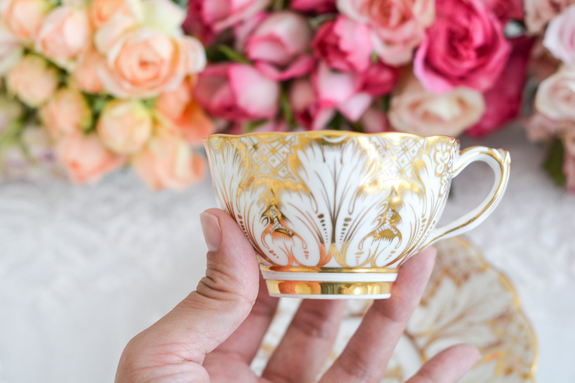 コウルドンがリッジウェイのフォリエージシェイプ(Foliage Shape)をリバイバルしたお品。ハンドル部分には葉っぱの模様がついていてとても可愛らしいシェイプです。リッジウェイは力強く豪華な作風という印象で、後身のコウルドンはより時代や流行に敏感で繊細で美しいデザインの作品をたくさん作っています。リッジウェイのフォリエージシェイプはいろいろなパターンがありますが、こちらは特に豪華なデザインで個人的にもフォリエージシェイプは大好きなデザイン。コウルドン時代にも受け継がれていたことを嬉しく思っています。