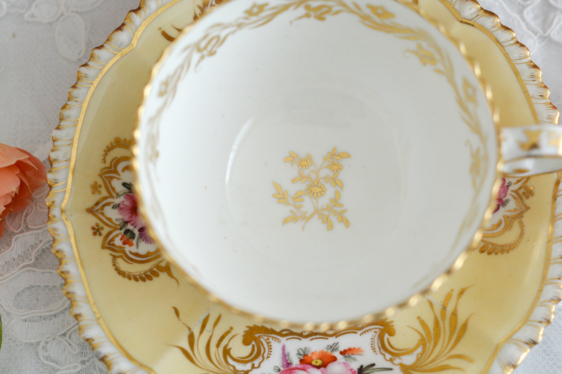 コールポートのペンブロークシェイプと呼ばれるシェイプのカップです。縁の飾り模様が特徴的で1820年代後半に作られたとても古い作品です。豪華な縁飾りに手描きで描かれた美しい花々、エレガントなリングハンドル。約200年前に作られ、この持ち主の貴族はこんな美しいカップでどんな優雅なティータイムを過ごしていたのでしょうか。