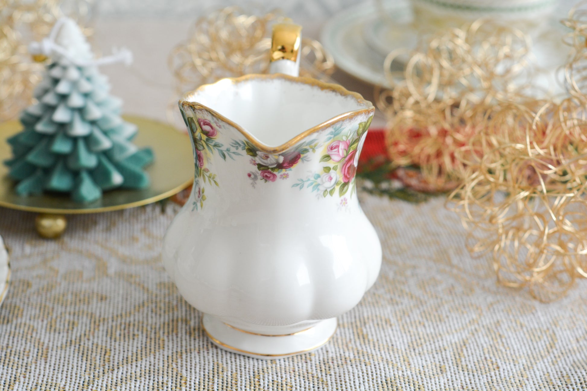 華やかな雰囲気のロイヤルアルバートのセレブレーションシリーズ。ミルクジャグも美しいです。クリスマスのテーブルにもぴったりな色合いとデザイン。クリスマスのティータイムをお楽しみくださいね。  同じシリーズのティートリオと2段ケーキスタンドも別で掲載しています。