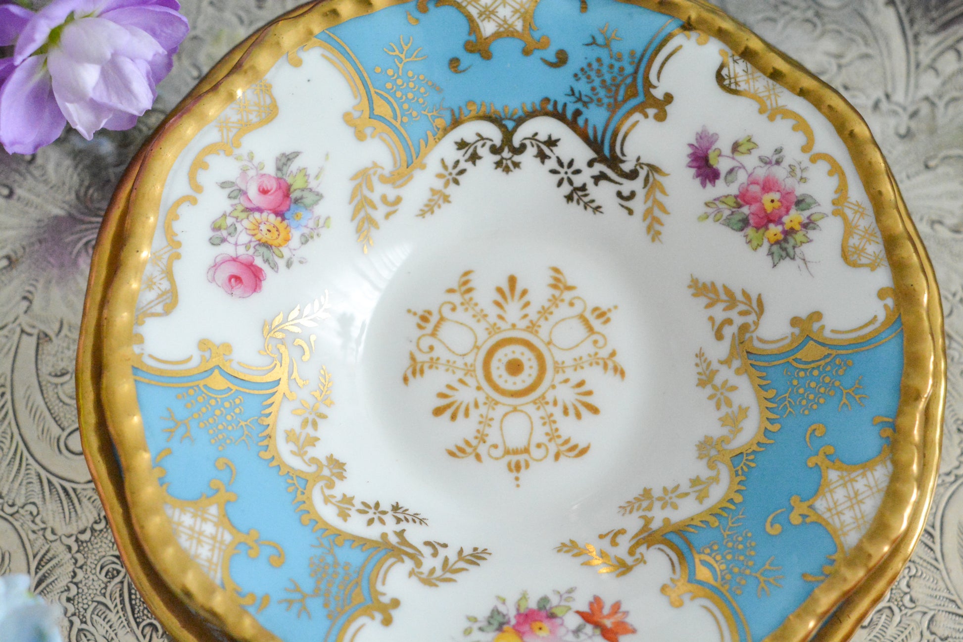 コールポートの代表作と言ってもいい、バットウィングシリーズ。カラー展開が豊富でレアカラーと呼ばれる貴重かつ人気のカラーがあります。その中でもターコイズブルーは幻と言われるほどレアなカラー。前回ご紹介できた時もとても嬉しかったのですが、また出会うことができて本当に嬉しく思います。手に取ると、宝石のようにキラキラと輝くターコイズブルーに金彩のコントラスト、美しいシェイプ。本当に素晴らしい、心が躍るカップです。