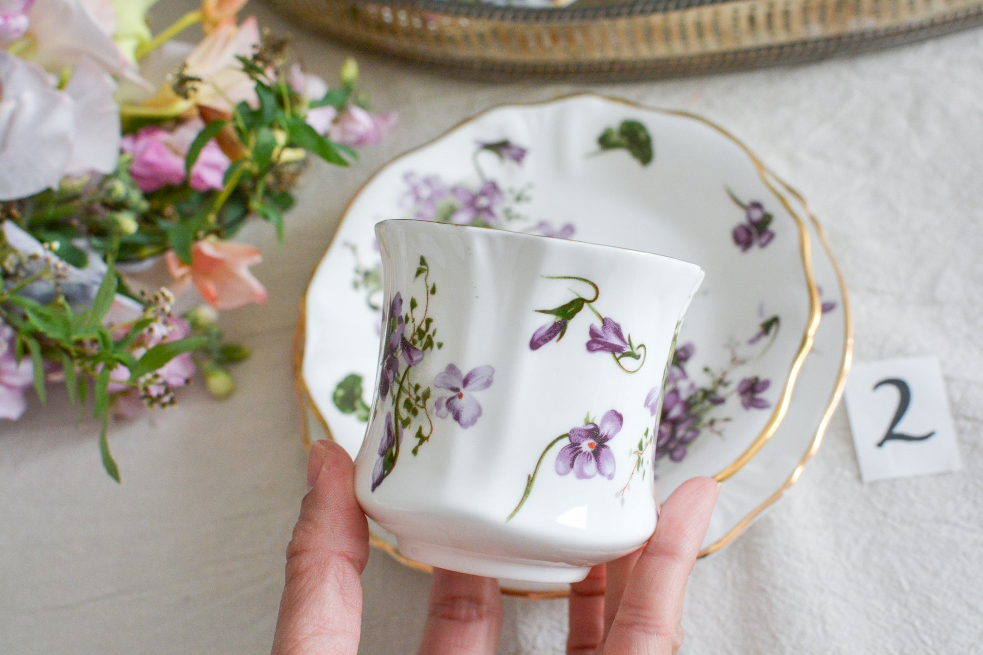 ハマースレイの人気シリーズ、ヴィクトリアンバイオレットシリーズのティートリオ。可憐なすみれの模様と優雅なシェイプがとても美しいお品です。製造年代などですみれの模様が少しずつ違い、それぞれに魅力があります。ハマースレイらしいエレガントなデザインでおうちティータイムを華やかに盛り上げてくれます。こちらは1セットの価格です。在庫が2セットあり、絵柄や色味が少しずつ異なります。トリオ①〜②からお選びください。