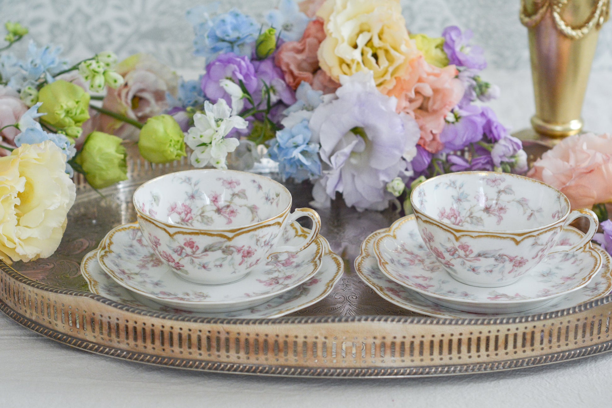 フランスのリモージュ、アビランドのティートリオです。 淡いタッチのお花がとっても可愛らしいです。柔らかで優しげな印象で、癒しのティータイムの時間を過ごせそうですね。これから春のティータイムにもぴったりです。こちらは在庫が2セットございます。ティートリオ①、ティートリオ②からお選びください。