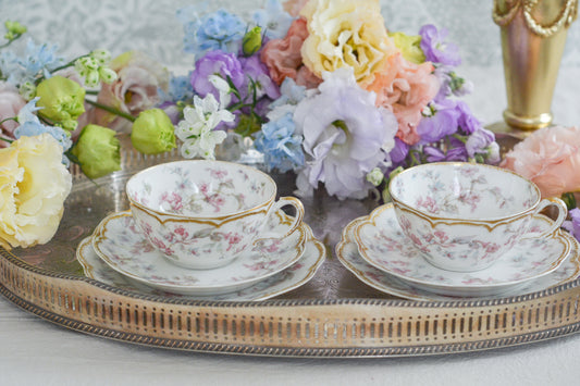 フランスのリモージュ、アビランドのティートリオです。 淡いタッチのお花がとっても可愛らしいです。柔らかで優しげな印象で、癒しのティータイムの時間を過ごせそうですね。これから春のティータイムにもぴったりです。こちらは在庫が2セットございます。ティートリオ①、ティートリオ②からお選びください。