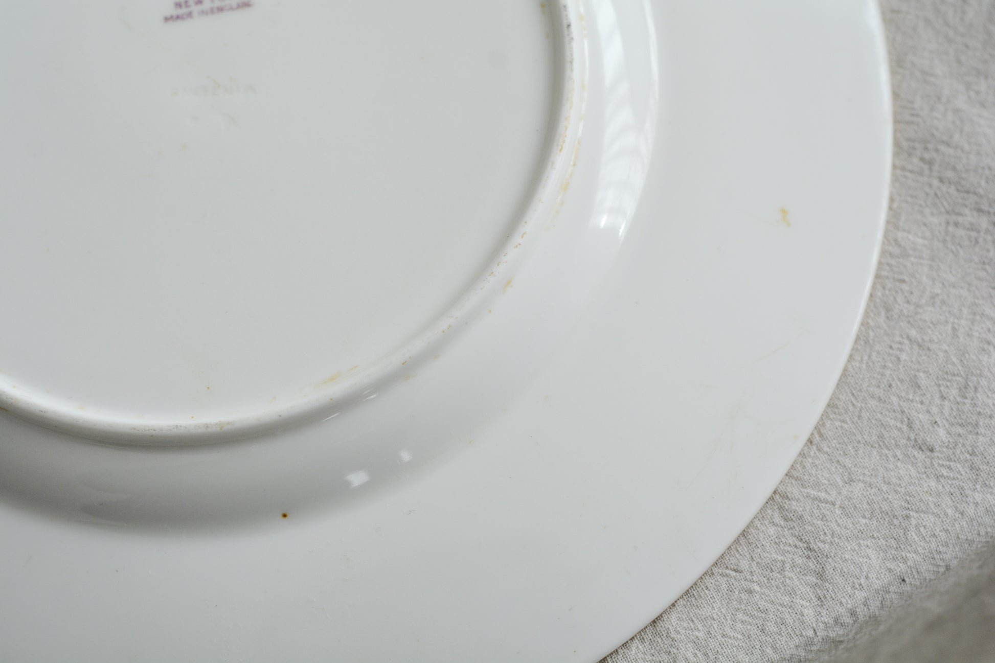 ティファニー社がミントンにオーダーしたプレート。ミントンブルーに金盛りの繊細な模様がとても美しいお品です。ミントンらしいエレガントなデザインはティファニーのイメージにもぴったり。ティファニーは英国の磁器メーカーに特注し、商品をたくさん輸入していました。各メーカーともティファニーの特注品は特にエレガントなデザインが多いです。流行を生み出す力はさすがですね。