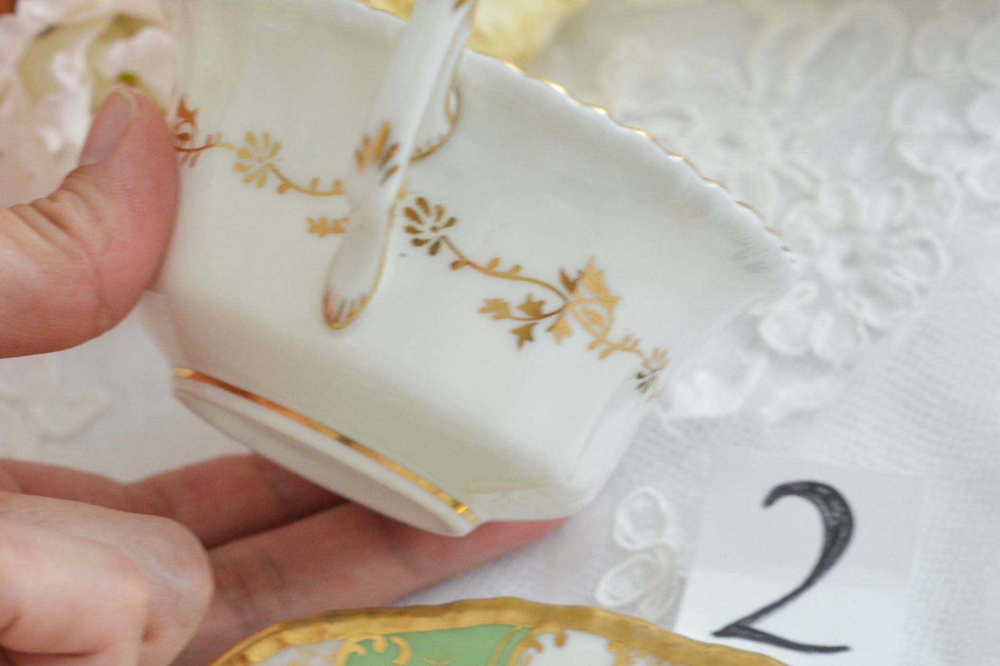 コールポートの代表作と言ってもいい、バットウィングシリーズ。こちらは明るい雰囲気のアップルグリーンのティートリオです。柔らかな印象で凛としさ美しさがありオーラを感じます。季節を選ばずお楽しみいただけるカラーですね。最近はバットウィングも探すのがとても困難になってきました。こちらはイギリスのコレクターさんからお迎えしたお品で、大切にされていたことのわかるお品達です。トリオの中央の模様の色が違ったりオリジナルのセットではないかもしれませんが、美しいトリオです。ご縁をお繋ぎできたら嬉しく思います。こちらは1セットの価格です。全部で6セット在庫がございます。①〜⑥からお選びください。