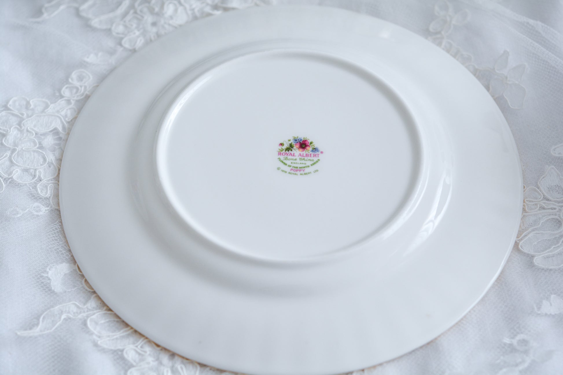 ロイヤルアルバートの人気シリーズの一つ、「フラワーオブマンス」1月から12月までそれぞれの季節のお花がモチーフのシリーズで、ついつい集めたくなってしまう魅力があります。今回ご紹介するのは、8月(August)。8月のお花はポピーです。鮮やかな色合いが夏のティータイムにぴったり!貴重なデザートプレート付きのトリオとなっております。8月生まれの方、コレクションしていらっしゃる方、お探しの方もぜひ。