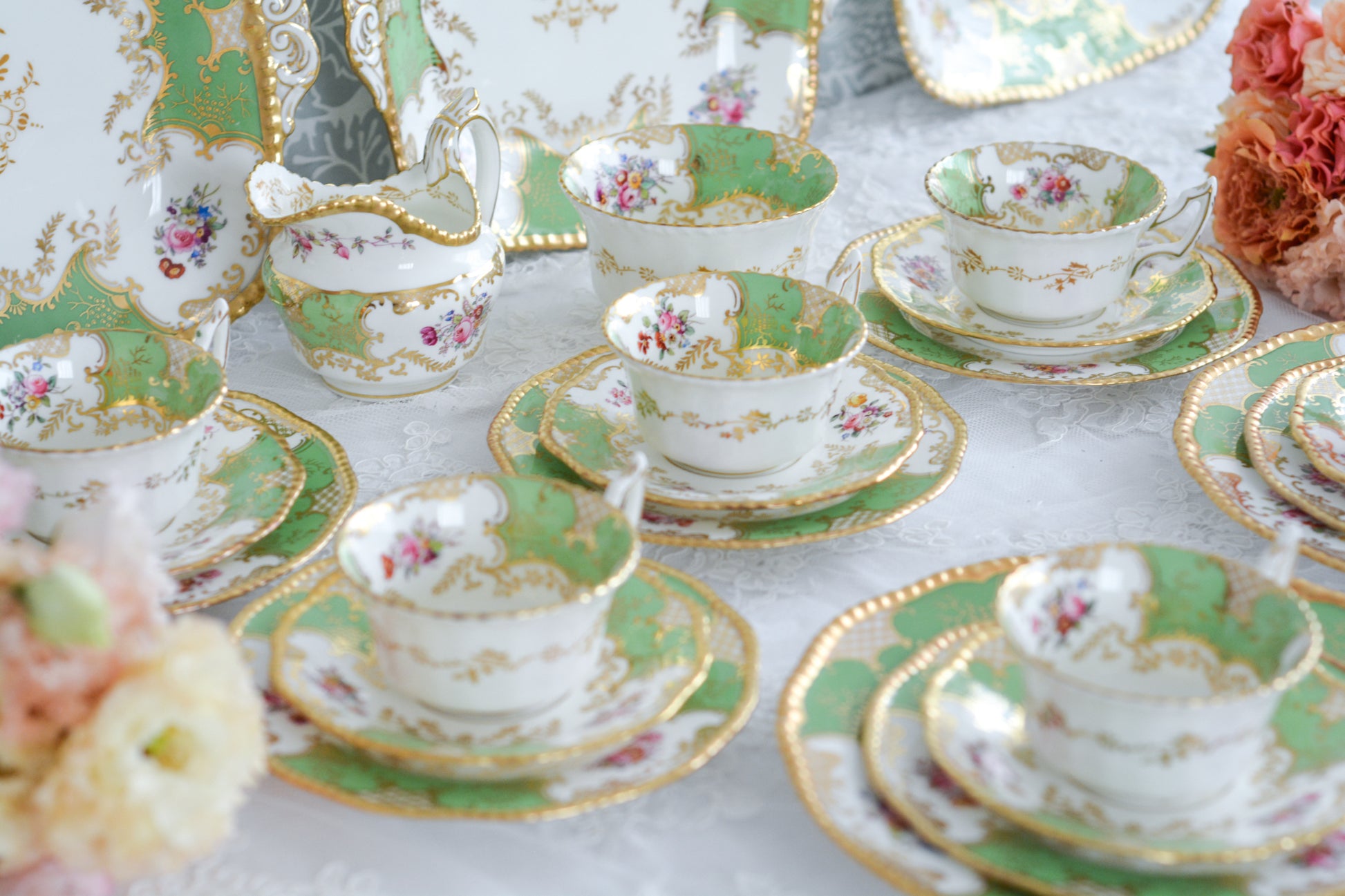 コールポートの代表作と言ってもいい、バットウィングシリーズ。こちらは明るい雰囲気のアップルグリーンのティートリオです。柔らかな印象で凛としさ美しさがありオーラを感じます。季節を選ばずお楽しみいただけるカラーですね。最近はバットウィングも探すのがとても困難になってきました。こちらはイギリスのコレクターさんからお迎えしたお品で、大切にされていたことのわかるお品達です。トリオの中央の模様の色が違ったりオリジナルのセットではないかもしれませんが、美しいトリオです。ご縁をお繋ぎできたら嬉しく思います。こちらは1セットの価格です。全部で6セット在庫がございます。①〜⑥からお選びください。