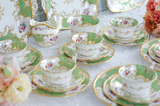 コールポートの代表作と言ってもいい、バットウィングシリーズ。こちらは明るい雰囲気のアップルグリーンのティートリオです。柔らかな印象で凛としさ美しさがありオーラを感じます。季節を選ばずお楽しみいただけるカラーですね。最近はバットウィングも探すのがとても困難になってきました。こちらはイギリスのコレクターさんからお迎えしたお品で、大切にされていたことのわかるお品達です。トリオの中央の模様の色が違ったりオリジナルのセットではないかもしれませんが、美しいトリオです。ご縁をお繋ぎできたら嬉しく思います。こちらは1セットの価格です。全部で6セット在庫がございます。①〜⑥からお選びください。