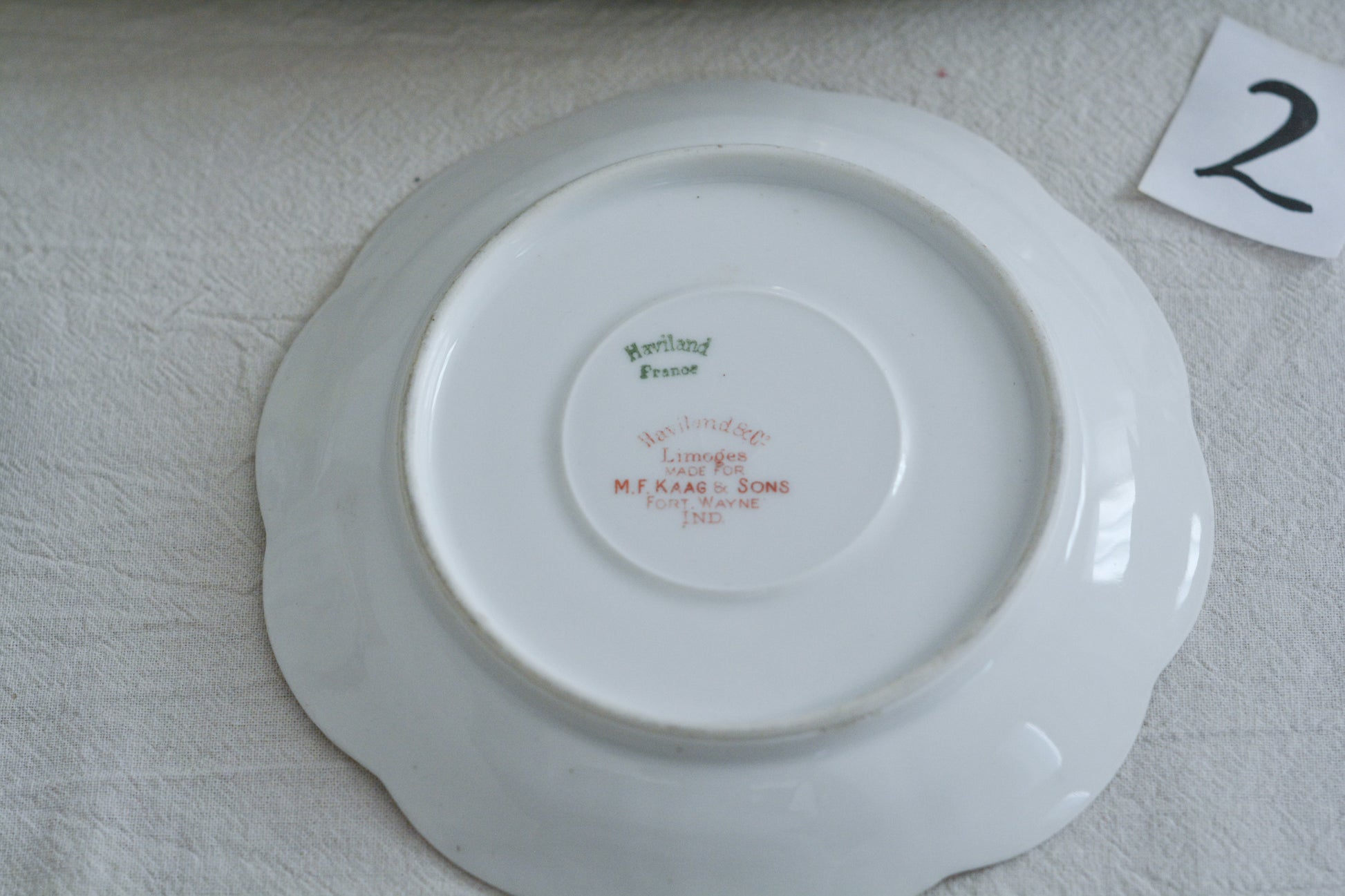 フランスのリモージュ、アビランドのティートリオです。 淡いタッチのお花がとっても可愛らしいです。柔らかで優しげな印象で、癒しのティータイムの時間を過ごせそうですね。これから春のティータイムにもぴったりです。こちらは在庫が2セットございます。ティートリオ①、ティートリオ②からお選びください。