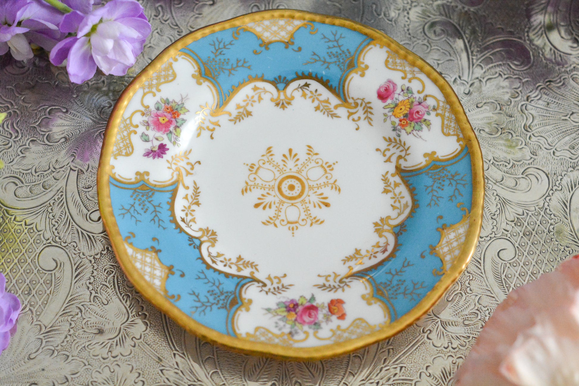 コールポートの代表作と言ってもいい、バットウィングシリーズ。カラー展開が豊富でレアカラーと呼ばれる貴重かつ人気のカラーがあります。その中でもターコイズブルーは幻と言われるほどレアなカラー。前回ご紹介できた時もとても嬉しかったのですが、また出会うことができて本当に嬉しく思います。手に取ると、宝石のようにキラキラと輝くターコイズブルーに金彩のコントラスト、美しいシェイプ。本当に素晴らしい、心が躍るカップです。