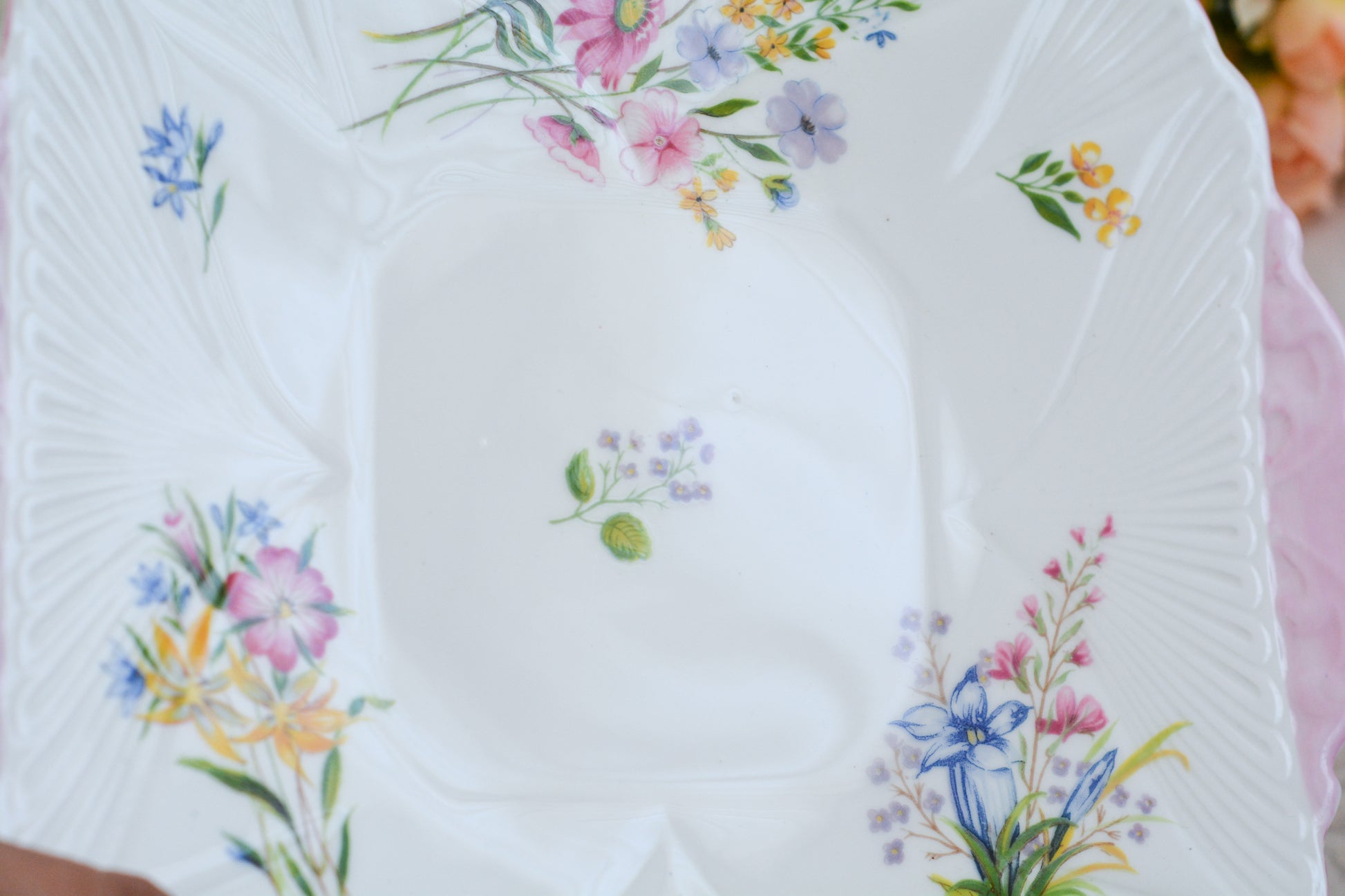 シェリーのワイルドフラワーシリーズの可愛らしいB&Bプレート(ブレッド&バタープレート)。イギリスの色とりどりの野花が散りばめられていて、パステルピンクの縁取りとハンドルがとても可愛らしいお品です。B&Bプレートの「B&B」は「ブレッド&バター」のことでパンやお菓子を盛り付けるのに便利なプレートです。