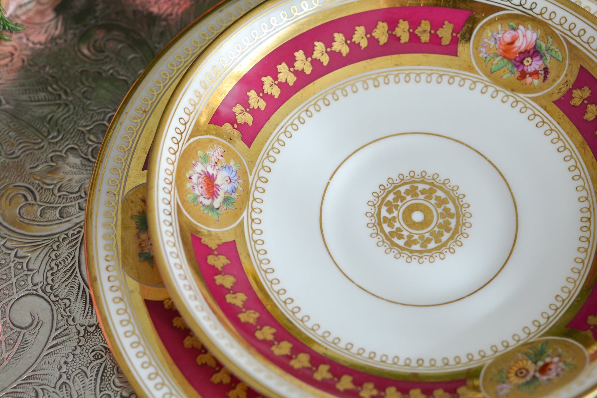 コウルドンの素晴らしいティートリオ。カップのハンドルはロープハンドルと呼ばれるデザインで、コウルドン前身のブラウンウエストヘッドムーア社が製造していたデザインです。リッジウェイ時代の豪華絢爛な作風を残しつつ、より洗練されたデザインへと昇華していったブラウンウエストヘッドムーア社。ロープハンドルはそんなブラウンウエストヘッドムーアの代表的なデザイン。数も少ないので大変人気があります。カップにはコウルドンのバックスタンプがあるのでコウルドンが引き継いで作られたお品だと思うのですが、ソーサーのダイヤモンドマークは1868年9月25日に登録されたことを示しています。ソーサーだけ古い感じはしないので、このダイヤモンドマークはこのお品ではなく、デザインの商標登録を示しているのかもしれません。アンティークは色々なストーリーを考える楽しみを与えてくれますね。