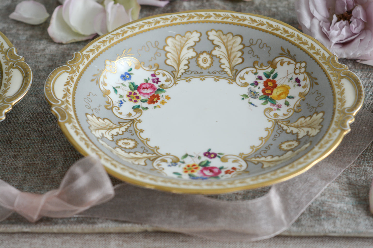 コウルドンのティファニーパターンのプレート。こちらは老舗ハロッズがオーダーしたもので、こちらはティファニーのスタンプはありませんが、柄はティファニーがコウルドンにオーダーしたパターンです。ティファニーらしい上品な絵柄がとても美しくでコウルドンの中でも人気のシリーズです。当時も人気があったのでしょう。いろいろな小売店がコウルドンにオーダーしています。ハンドルのついた深めのプレートはサービングプレートにもお使いいただきやすいと思います。