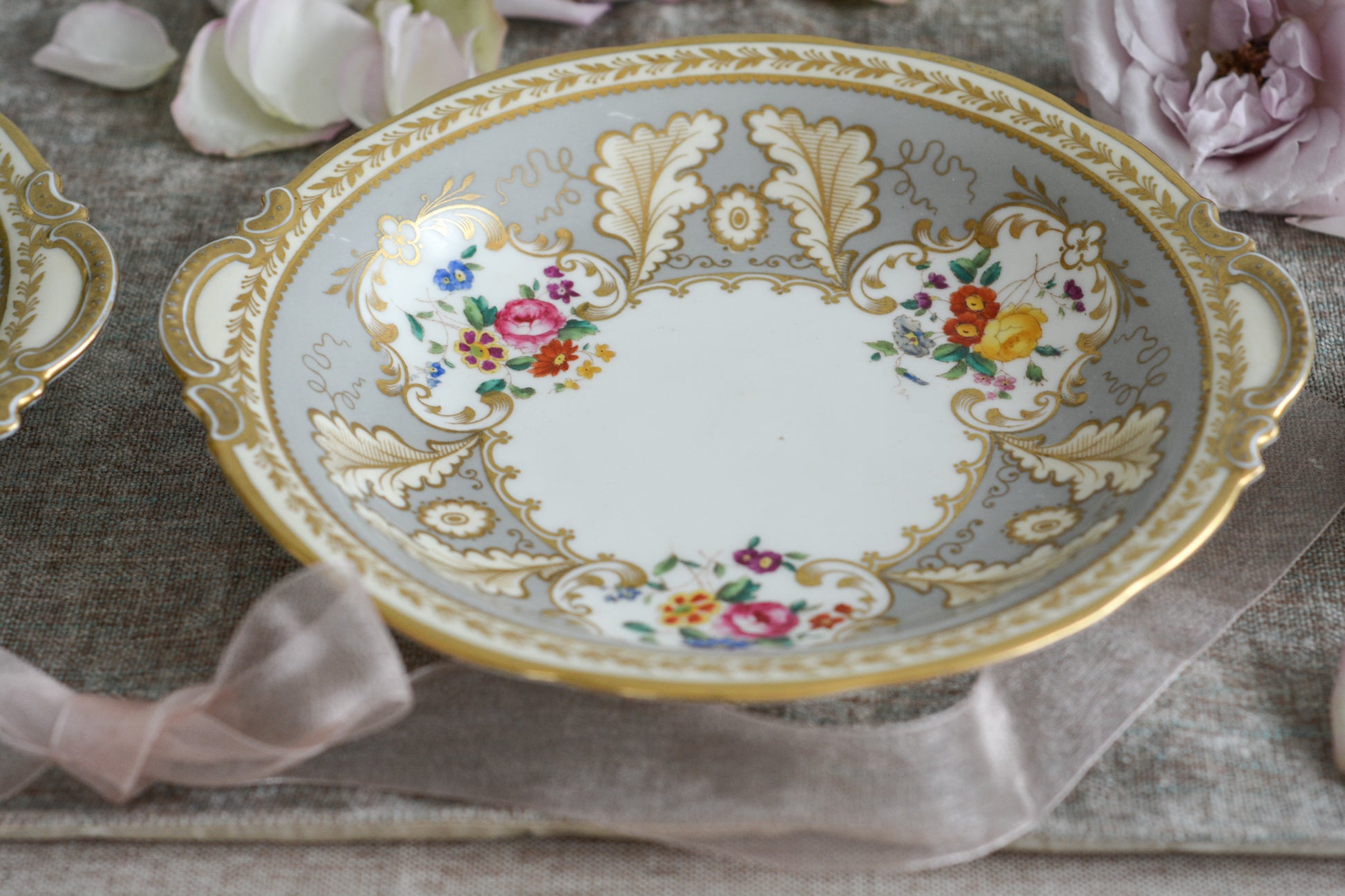 コウルドンのティファニーパターンのプレート。こちらは老舗ハロッズがオーダーしたもので、こちらはティファニーのスタンプはありませんが、柄はティファニーがコウルドンにオーダーしたパターンです。ティファニーらしい上品な絵柄がとても美しくでコウルドンの中でも人気のシリーズです。当時も人気があったのでしょう。いろいろな小売店がコウルドンにオーダーしています。ハンドルのついた深めのプレートはサービングプレートにもお使いいただきやすいと思います。