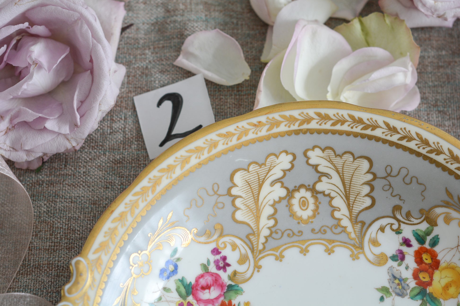 コウルドンのティファニーパターンのプレート。こちらは老舗ハロッズがオーダーしたもので、こちらはティファニーのスタンプはありませんが、柄はティファニーがコウルドンにオーダーしたパターンです。ティファニーらしい上品な絵柄がとても美しくでコウルドンの中でも人気のシリーズです。当時も人気があったのでしょう。いろいろな小売店がコウルドンにオーダーしています。ハンドルのついた深めのプレートはサービングプレートにもお使いいただきやすいと思います。