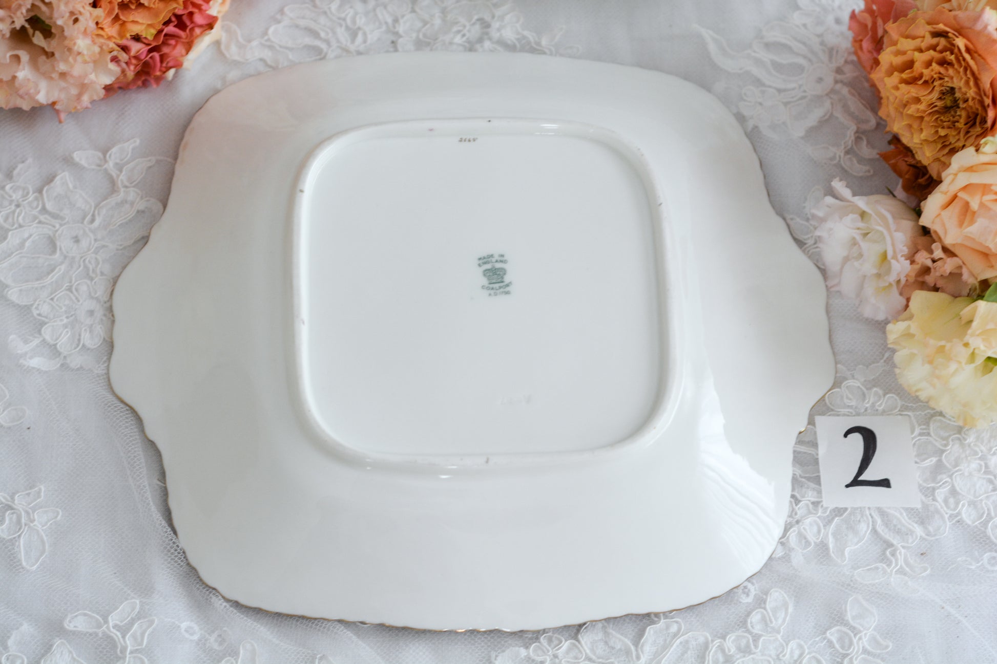 コールポートの人気シリーズ、バットウィング。カラーバリエーションも豊富なシリーズです。こちらは明るい雰囲気のアップルグリーンカラーの美しいB&Bプレート。サンドイッチやスイーツなど盛り付けてお楽しみくださいね。こちらは1枚の価格です。全部で2枚ございます。少しずつデザインが違いますので①〜②からお選びください。