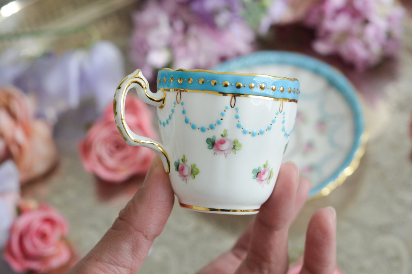 ミントンの美しいデミタスカップ。ミントンブルーにエレガントなデザイン。さすがミントン!ですね。小さなカップにぎゅっと魅力が詰まったお品です。 ミントンは女性の絵付け師さんが他のメーカーよりもたくさん活躍していたと本で読んだことがあります。ミントンのエレガントで美しいデザインはそんな理由もあるのかもしれません。カップのハンドルに製造時にできたと思われる傷と、ソーサーにヘアライン(貫通はしていません)があるので実用にはお勧めしませんが、ぜひたくさん眺めて愛でていただきたい、芸術的なカップです。