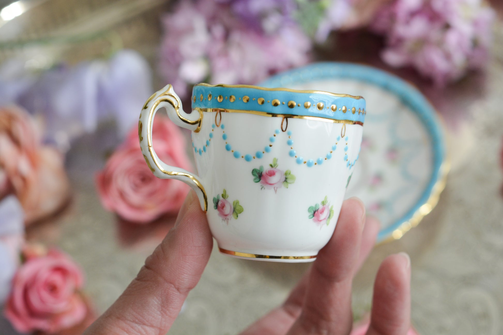 ミントンの美しいデミタスカップ。ミントンブルーにエレガントなデザイン。さすがミントン!ですね。小さなカップにぎゅっと魅力が詰まったお品です。 ミントンは女性の絵付け師さんが他のメーカーよりもたくさん活躍していたと本で読んだことがあります。ミントンのエレガントで美しいデザインはそんな理由もあるのかもしれません。カップのハンドルに製造時にできたと思われる傷と、ソーサーにヘアライン(貫通はしていません)があるので実用にはお勧めしませんが、ぜひたくさん眺めて愛でていただきたい、芸術的なカップです。