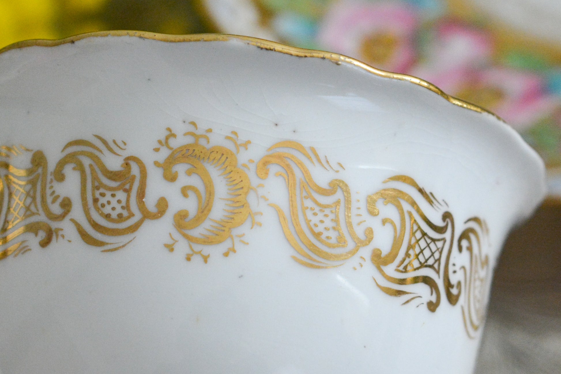 コールポートのロココリバイバル作品の人気のシェイプ、アデレードシェイプ。いろいろなデザインが作られていていますが、こちらのデザインは初めて見ました。ハンドペイントで描かれたお花は野ばらでしょうか?とても華やかなお品です。こちらは元々ティーカップとコーヒーカップ、ソーサーのセットだったと思われますが、コーヒーカップとソーサーのセットになっています。美しいお花がたくさん咲いたような美しいカップと共に春のティータイムをお楽しみください。