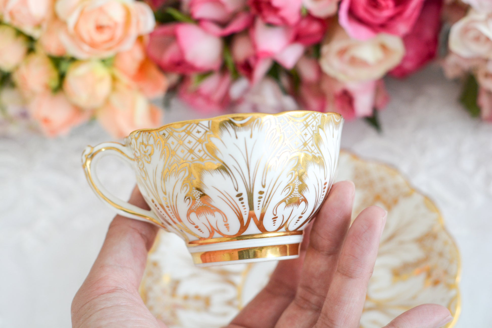 コウルドンがリッジウェイのフォリエージシェイプ(Foliage Shape)をリバイバルしたお品。ハンドル部分には葉っぱの模様がついていてとても可愛らしいシェイプです。リッジウェイは力強く豪華な作風という印象で、後身のコウルドンはより時代や流行に敏感で繊細で美しいデザインの作品をたくさん作っています。リッジウェイのフォリエージシェイプはいろいろなパターンがありますが、こちらは特に豪華なデザインで個人的にもフォリエージシェイプは大好きなデザイン。コウルドン時代にも受け継がれていたことを嬉しく思っています。