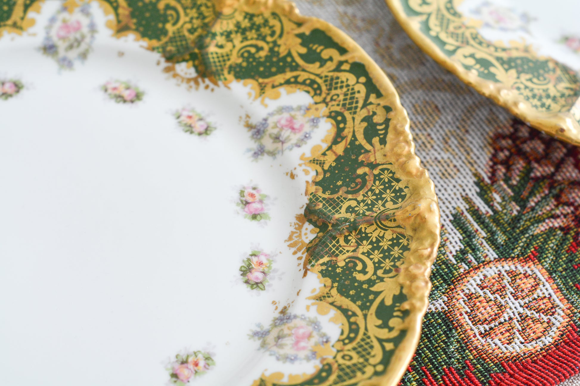 フランスのリモージュのプレートがやってきました。ジャン・プーヤ工房のデザートプレートで、深い緑の縁取りに繊細なタッチのお花がとても美しい1枚です。英国のタッチとはまた違った趣きがあり、エレガントで繊細な雰囲気。クリスマスのテーブルにもぴったりな色合いでテーブルを華やかに盛り上げてくれるプレートです。  こちらは1枚の価格です。クリスマス企画の特別価格になっています。在庫が全部で8枚ございます。状態の良いものから順番にお送りいたします。