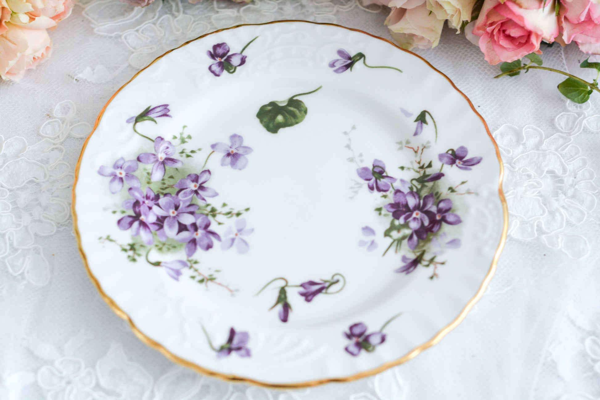 ハマースレイの人気シリーズ、ヴィクトリアンバイオレット。可憐なすみれのモチーフのティートリオです。ヴィクトリアンバイオレットシリーズは製造年代などで絵柄が少しずつ異なります。こちらは可愛らしい絵柄はもちろん、エンボス模様があり特に優雅なお品です。テーブルがパッと明るく可愛らしくなりますね。