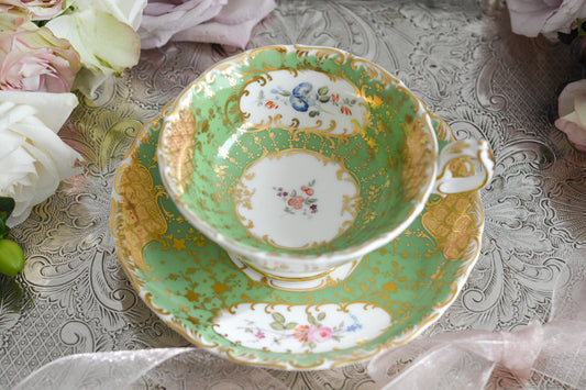 優雅なデザインが人気の、ミントンQシェイプ。オリジナルは1830年代頃から40年代頃に作られていました。こちらは1890〜1920年頃にリバイバルで作られたお品。美しいアップルグリーンカラーににハンドペイントで描かれた花々と金彩の繊細な模様。優美なシェイプ。調和された美しさ。キラキラと輝いて本当に美しいです。ミントンの絵付けは繊細で優しい雰囲気です。スペシャルなティーカップはコレクションにも、ティータイムのお供にも。素敵な時間を共にしてくださいね。