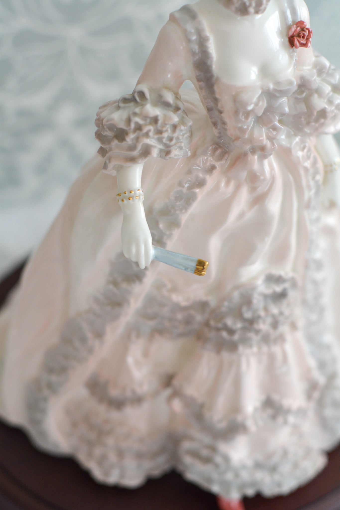 コールポートのポンパドール夫人の美しいフィギュリン。コールポートの中でも一番貴重で人気のフィギュリンではないでしょうか。美しいお顔にグレーとピンクの華やかなドレス。人気があるのも分かります。ポンパドール夫人はその美顔からフランスルイ15世の公式の愛妾となったのは有名な話。美顔だけでなく、頭もとてもよく政治にも積極的に関与しています。色々な側面を持ち合わせますが、芸術を愛し、その発展に大きな影響を与えました。ポンパドール夫人の時代はフランスを中心に優美なロココ様式が流行します。イギリスで1810年〜1830年代頃に流行したロココリバイバルはフランスのロココ様式の影響を受けてイギリスでロココ様式が再流行したものです。そんなポンパドール夫人のフィギュリンは、キャビネットに飾ってもティータイムにテーブルに置いてもどんなシーンでも、パッとスポットライトが当たったかのような存在感です。