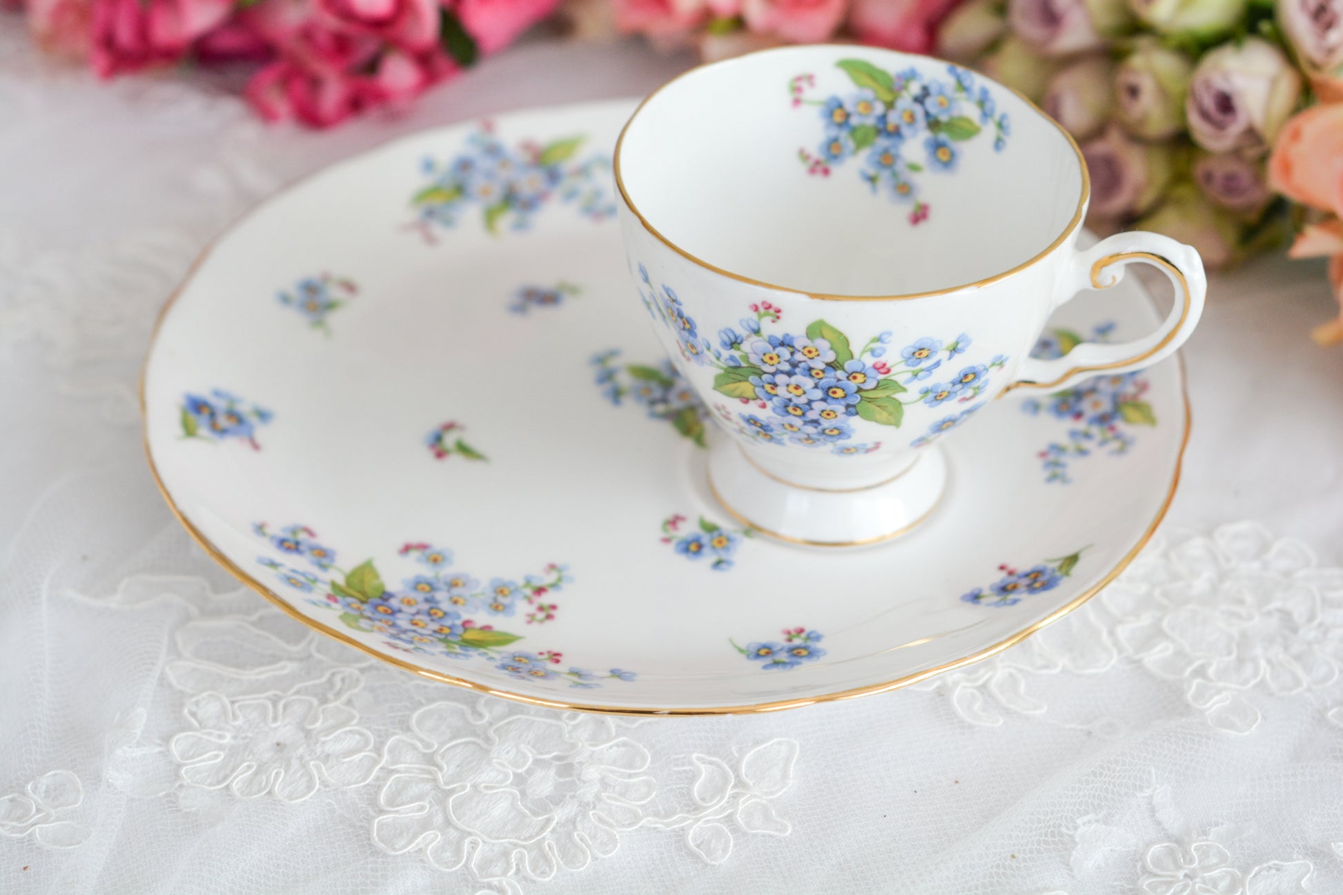 タスカンの勿忘草が大変可愛らしいテニスセットです。勿忘草がモチーフのヴィンテージ食器は色々なメーカーで作られています。このタスカンのトリオの勿忘草はとても優しい雰囲気ですね。テニスセットはソーサーがプレートと一体化している形のセットで、20世紀初め頃からスポーツ観戦時にビスケットなどのお菓子と紅茶を楽しむために作られました。主にテニスを観戦する際に重宝されたので、テニスセットと呼ばれるようになりました。気軽に紅茶とお菓子を楽しめる便利なセットです。