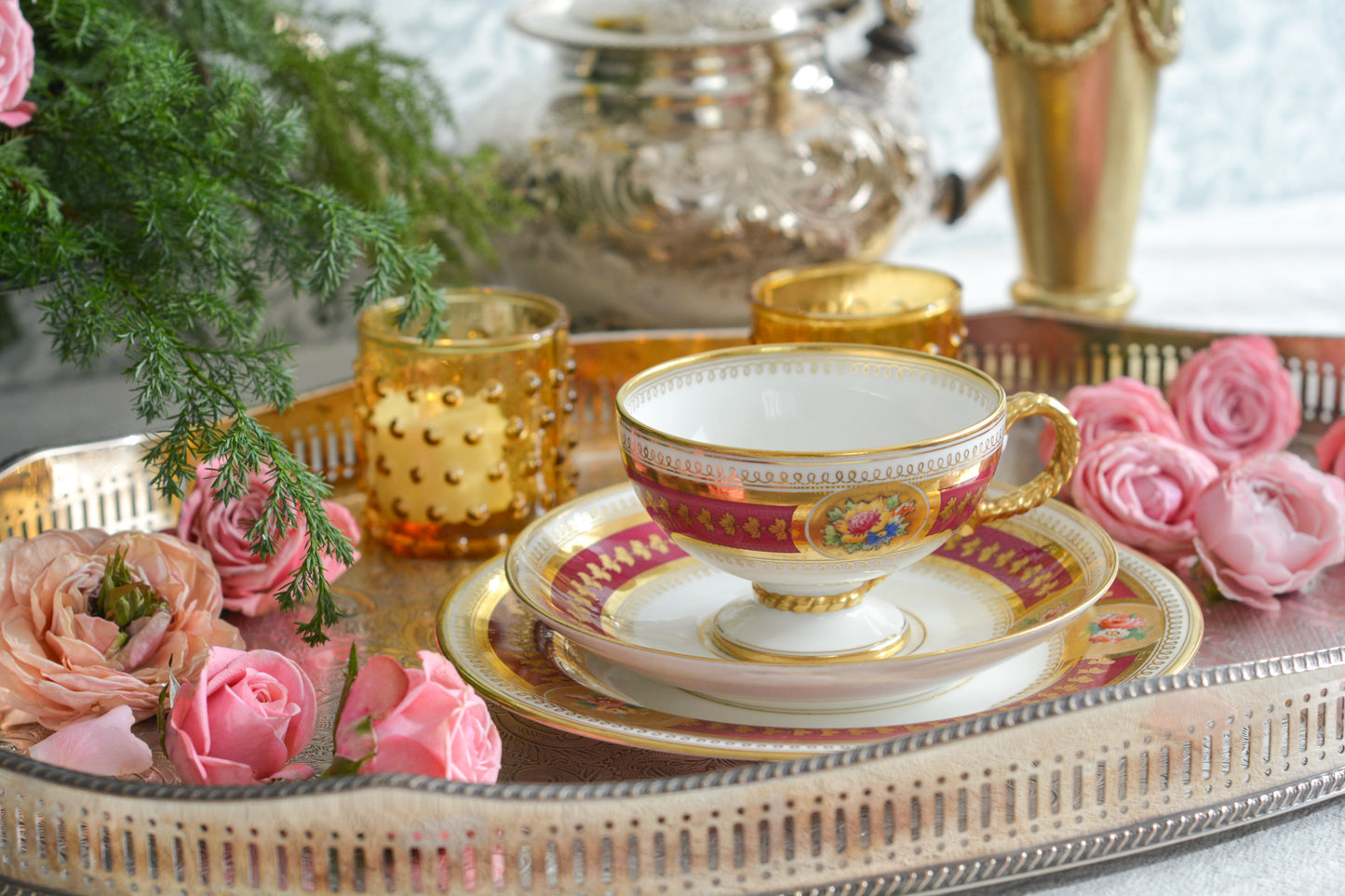 コウルドンの素晴らしいティートリオ。カップのハンドルはロープハンドルと呼ばれるデザインで、コウルドン前身のブラウンウエストヘッドムーア社が製造していたデザインです。リッジウェイ時代の豪華絢爛な作風を残しつつ、より洗練されたデザインへと昇華していったブラウンウエストヘッドムーア社。ロープハンドルはそんなブラウンウエストヘッドムーアの代表的なデザイン。数も少ないので大変人気があります。カップにはコウルドンのバックスタンプがあるのでコウルドンが引き継いで作られたお品だと思うのですが、ソーサーのダイヤモンドマークは1868年9月25日に登録されたことを示しています。ソーサーだけ古い感じはしないので、このダイヤモンドマークはこのお品ではなく、デザインの商標登録を示しているのかもしれません。アンティークは色々なストーリーを考える楽しみを与えてくれますね。