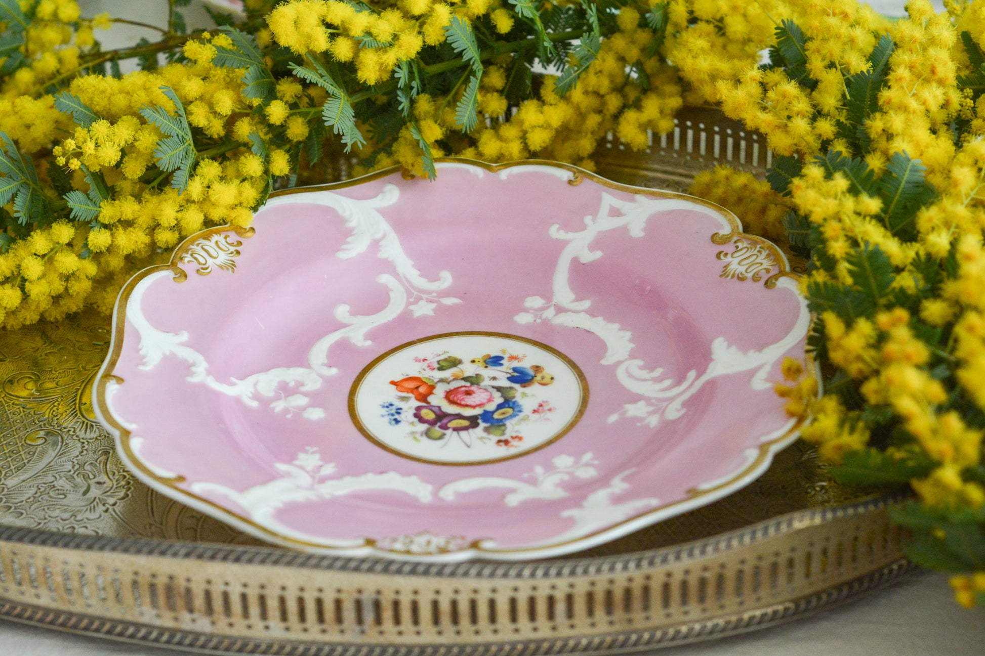 可愛らしいピンクカラーに中央にハンドペイントで丁寧に描かれたブーケの模様が美しいプレートです。エンボスの模様も優雅でチョコレートや小さな焼き菓子、パンどんなものを盛り付けても品よくまとまりそうです。一ヶ所小さなヘアラインがあるためお値打ち価格になっています。