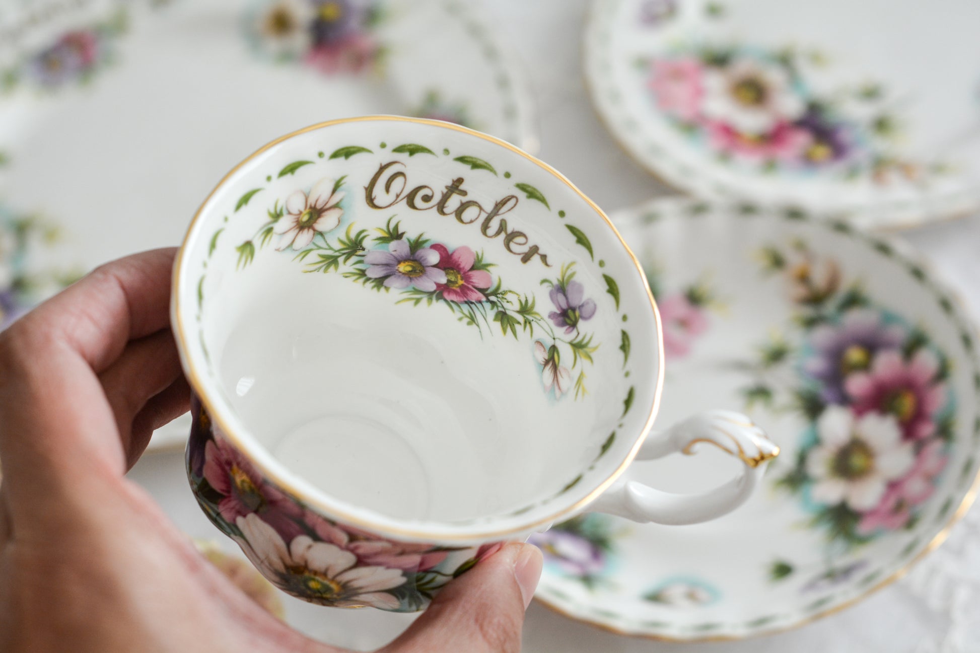 ロイヤルアルバートの人気シリーズの一つ、「フラワーオブザマンス」1月から12月までそれぞれの季節のお花がモチーフのシリーズで、ついつい集めたくなってしまう魅力があります。今回ご紹介するのは、10月(Octber)。10月のお花はコスモスです。柔らかな色合いのコスモスにターコイズブルーがアクセントの可愛らしいセットです。今回はティートリオにデザートプレートのついた珍しい4ピースセットが入荷しました!秋のティータイムをお楽しみください。